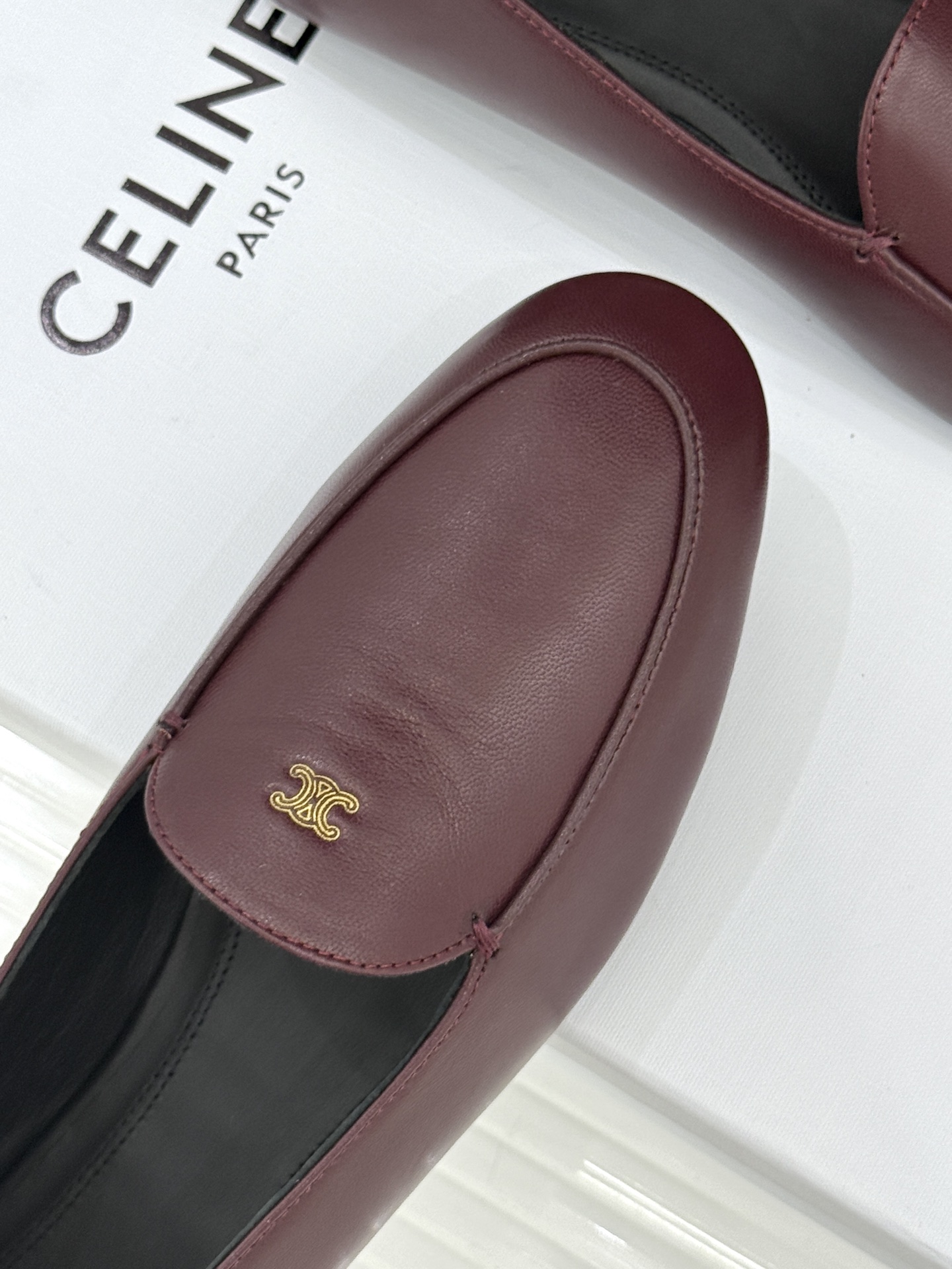 Celine/赛琳26WF新品凯旋门踩跟乐福鞋当巴黎左岸的慵懒腔调碰撞随性风潮这双乐福鞋以经典鞋型为骨 