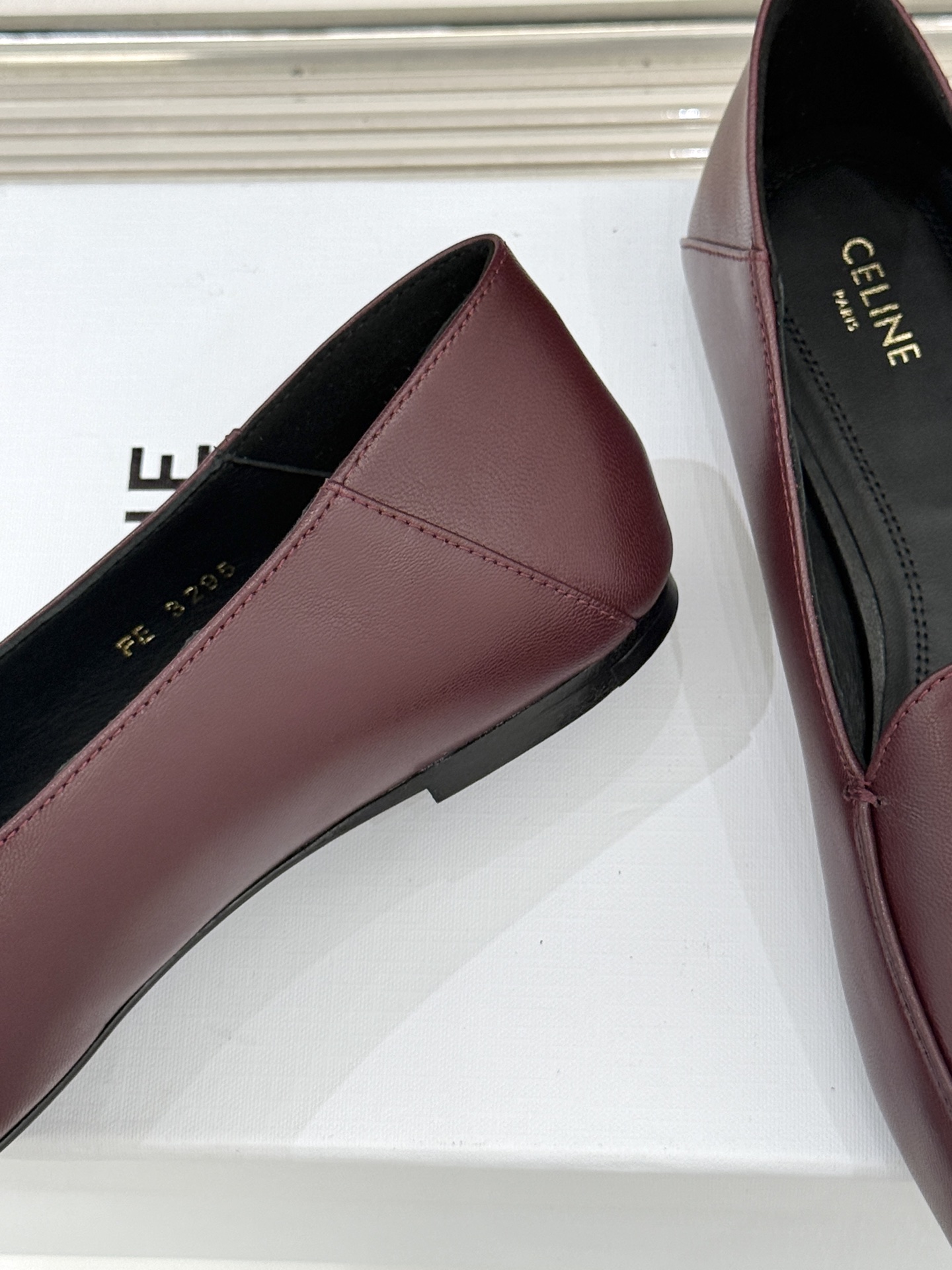 Celine/赛琳26WF新品凯旋门踩跟乐福鞋当巴黎左岸的慵懒腔调碰撞随性风潮这双乐福鞋以经典鞋型为骨 