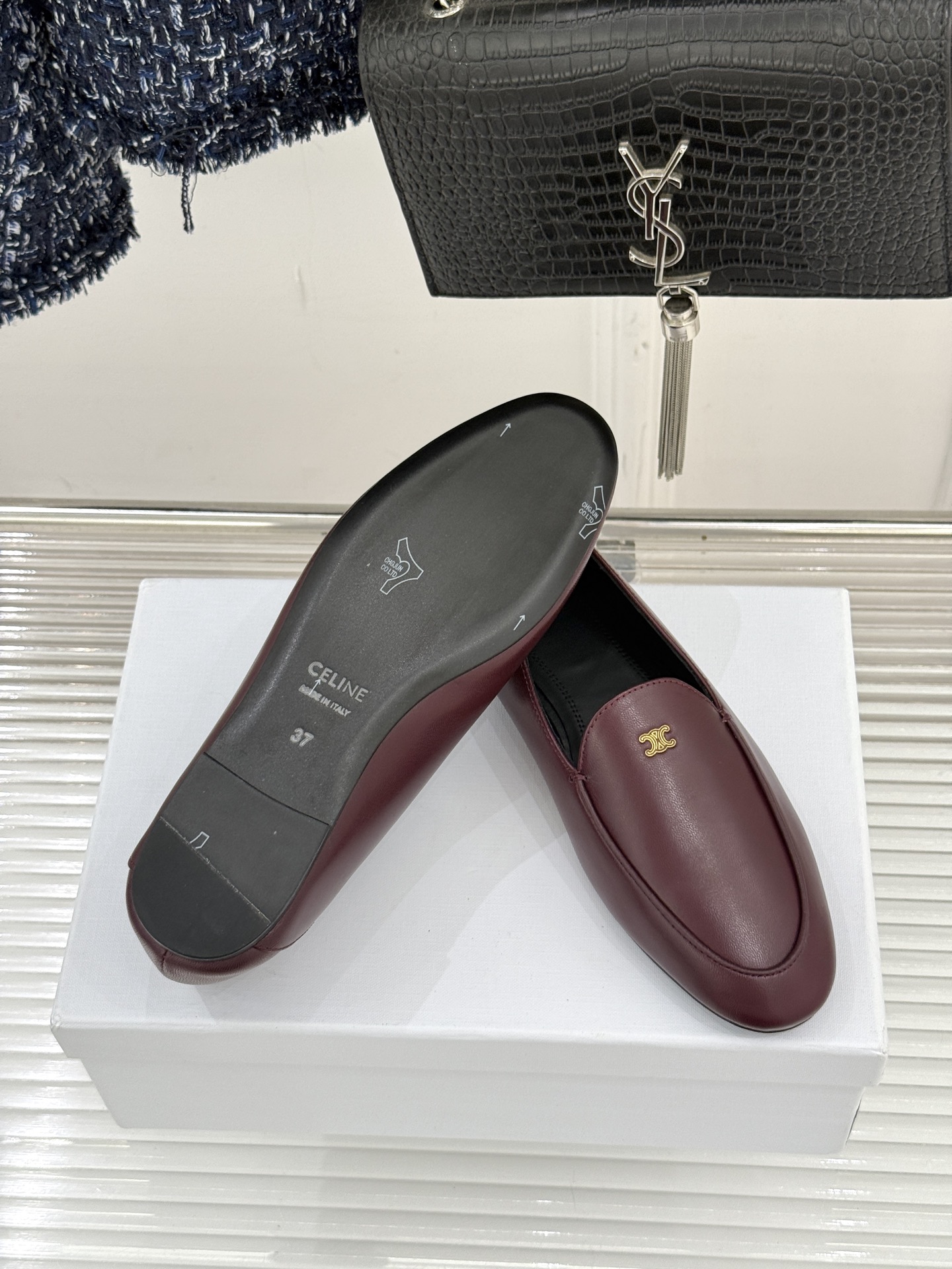 Celine/赛琳26WF新品凯旋门踩跟乐福鞋当巴黎左岸的慵懒腔调碰撞随性风潮这双乐福鞋以经典鞋型为骨 