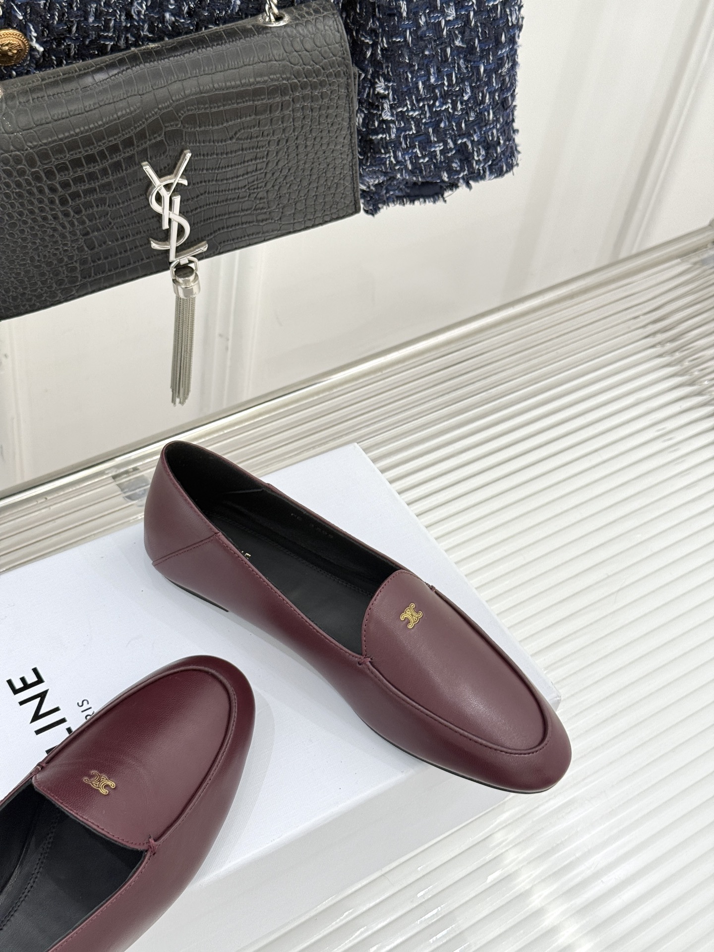 Celine/赛琳26WF新品凯旋门踩跟乐福鞋当巴黎左岸的慵懒腔调碰撞随性风潮这双乐福鞋以经典鞋型为骨 