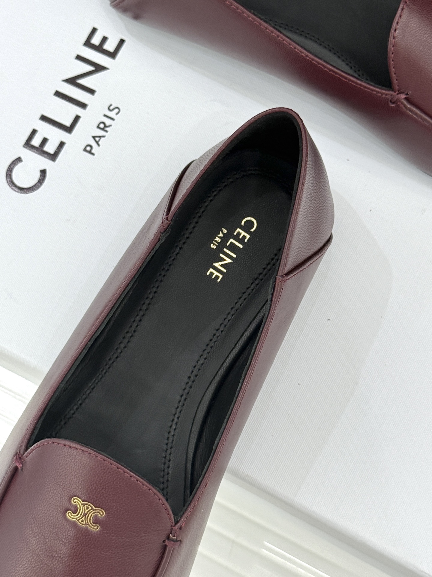 Celine/赛琳26WF新品凯旋门踩跟乐福鞋当巴黎左岸的慵懒腔调碰撞随性风潮这双乐福鞋以经典鞋型为骨 