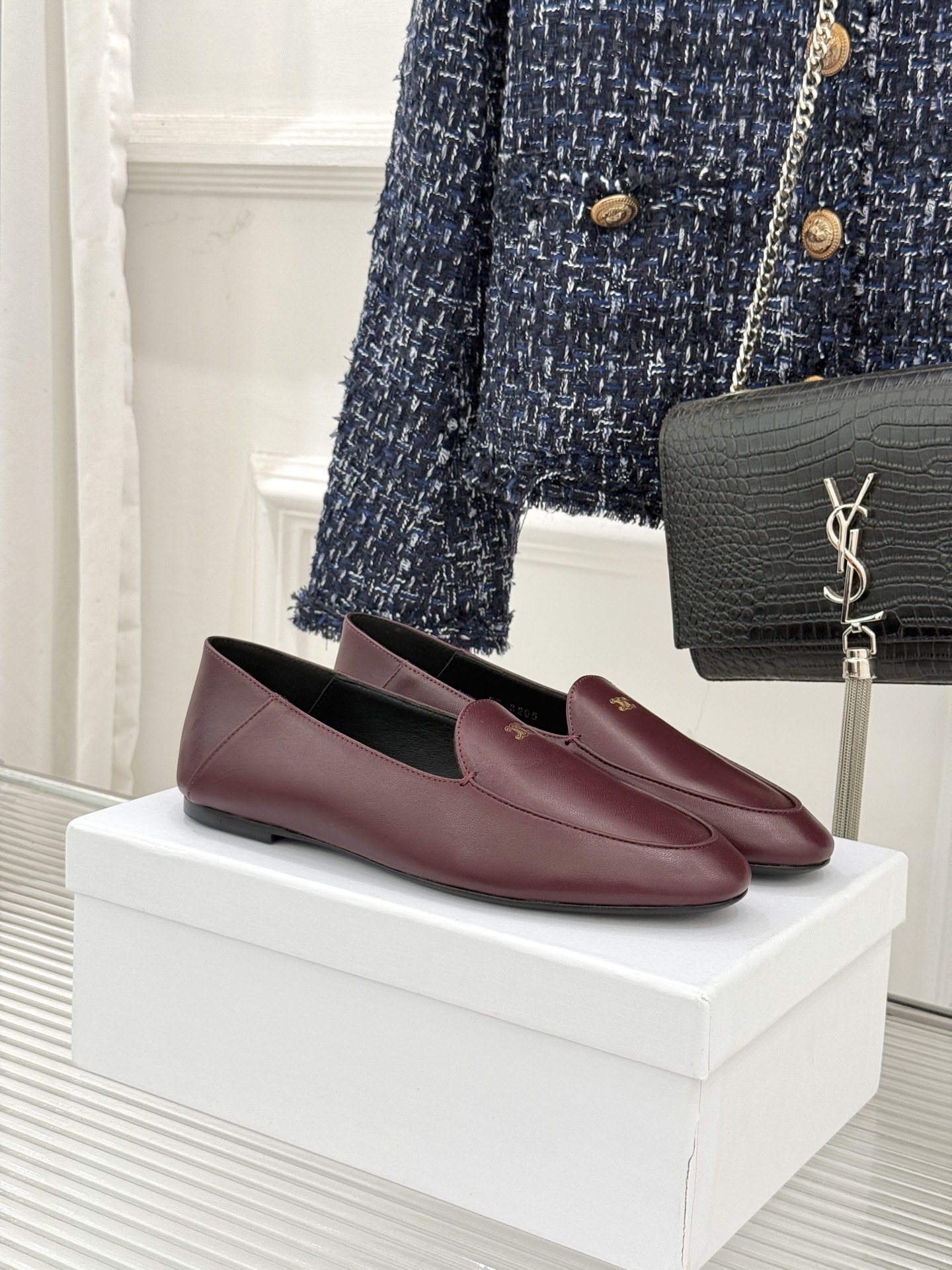 NO:706170,Celine/Celine 26WF new Arc de Triomphe heeled loafers When the lazy tone of the Left Bank of Paris collides with the casual trend, this pair of loafers takes the classic shoe shape as the bone and the heel as the soul. The soul of the shoe body is undoubtedly the iconic Arc de Triomphe logo. The neat lines replicate the architectural edges and corners of the Arc de Triomphe in Paris. They are clear but not stiff and are integrated with the upper material. Every detail hides CELINE's century-old heritage. This symbol is never a label to show off.  It is a silent declaration of the independent character of contemporary women, writing the elegance and freedom of contemporary women, making every step a gentle encounter of French romance. The fabric is made of original customized leather, and the lining and toes are all sheepskin. Italian imported genuine leather outsole size 35-39 (customized 40/41), loafers, celine, celine, loafers, sheepskin, Leather soles19860909Celine/赛琳26WF新品凯旋门踩跟乐福鞋 当巴黎左岸的慵懒腔调碰撞随性风潮 这双乐福鞋以经典鞋型为骨 以踩跟为魂 鞋身灵魂当属标志性凯旋门标识 线条利落复刻巴黎凯旋门建筑棱角 清晰不生硬 与鞋面材质浑然一体 每一处细节都藏着CELINE的百年底蕴 这枚符号从不是炫耀的标签 是当代女性独立风骨的无声宣言 书写当代女性的优雅与自在 让每一步成为法式浪漫的温柔邂逅. 面料采用原版定制皮料 内里踮脚均为羊皮 意大利进口真皮大底 size35-39（40/41定制）,乐福鞋,celine,celine,loafers,sheepskin,Leather soles,Women's Shoes