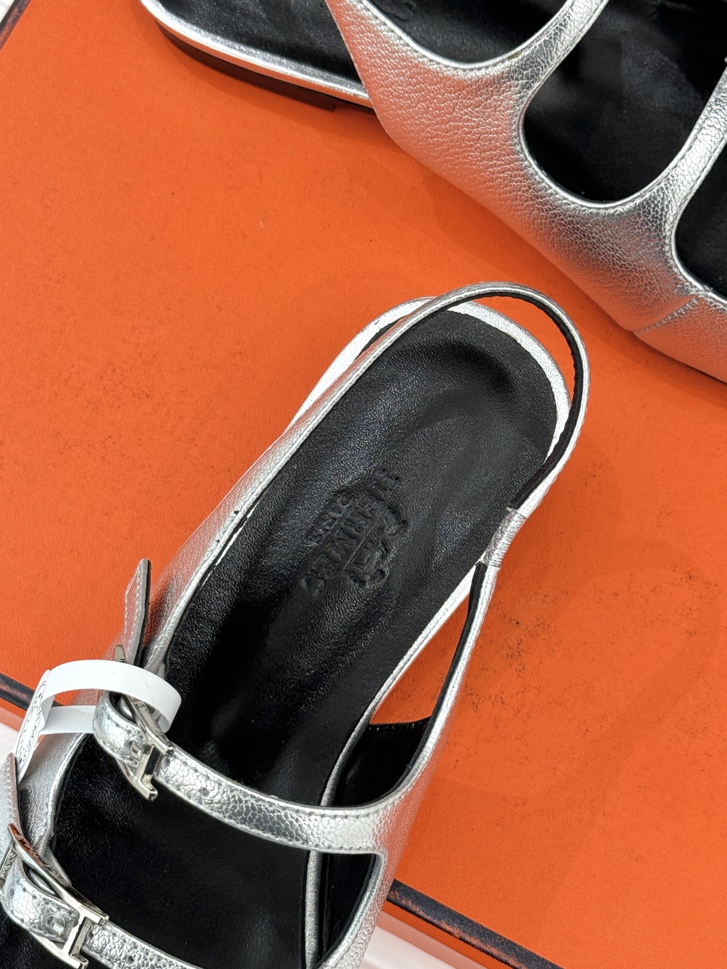 （配原版飞机盒）Hermès/爱马仕经典复古后空平底凉鞋今年夏天H家的凉鞋成功在时尚圈杀疯了入手之后我只