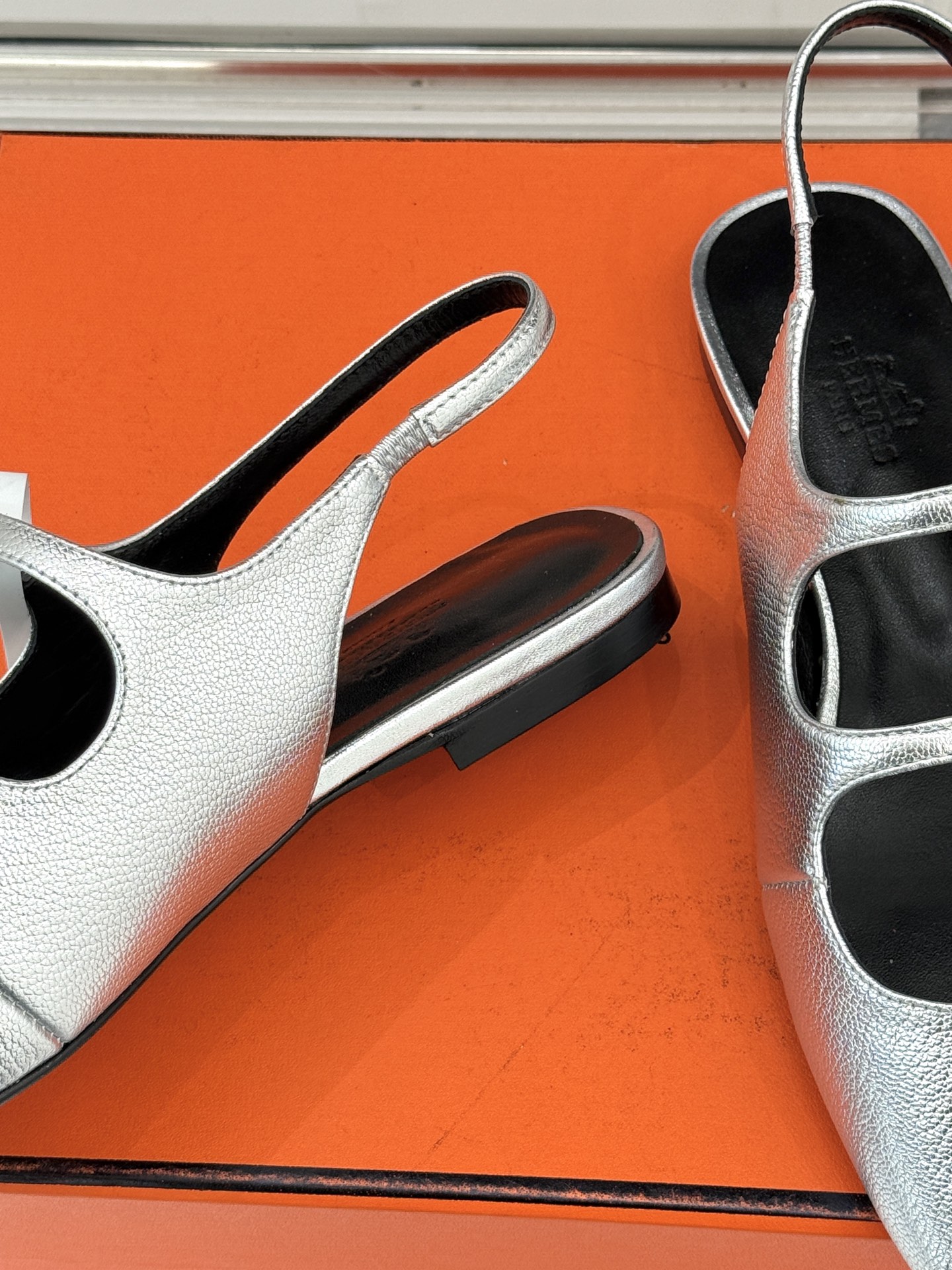 （配原版飞机盒）Hermès/爱马仕经典复古后空平底凉鞋今年夏天H家的凉鞋成功在时尚圈杀疯了入手之后我只