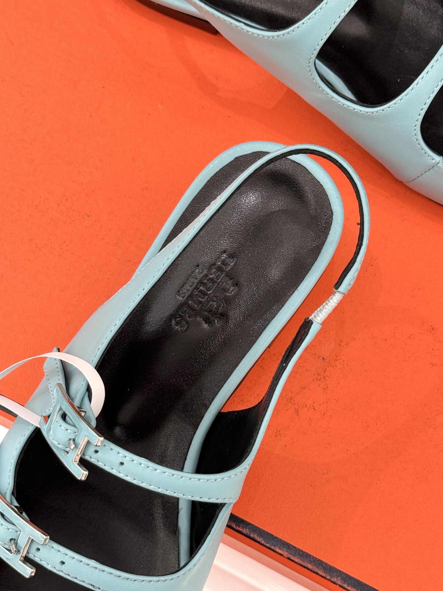 （配原版飞机盒）Hermès/爱马仕经典复古后空平底凉鞋今年夏天H家的凉鞋成功在时尚圈杀疯了入手之后我只