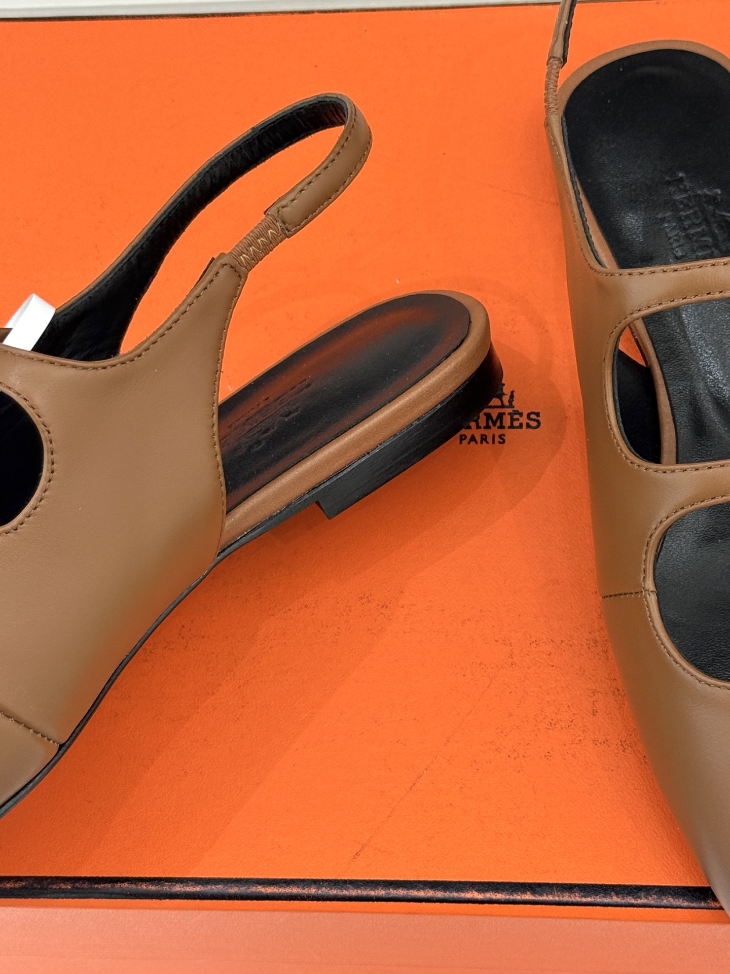 （配原版飞机盒）Hermès/爱马仕经典复古后空平底凉鞋今年夏天H家的凉鞋成功在时尚圈杀疯了入手之后我只