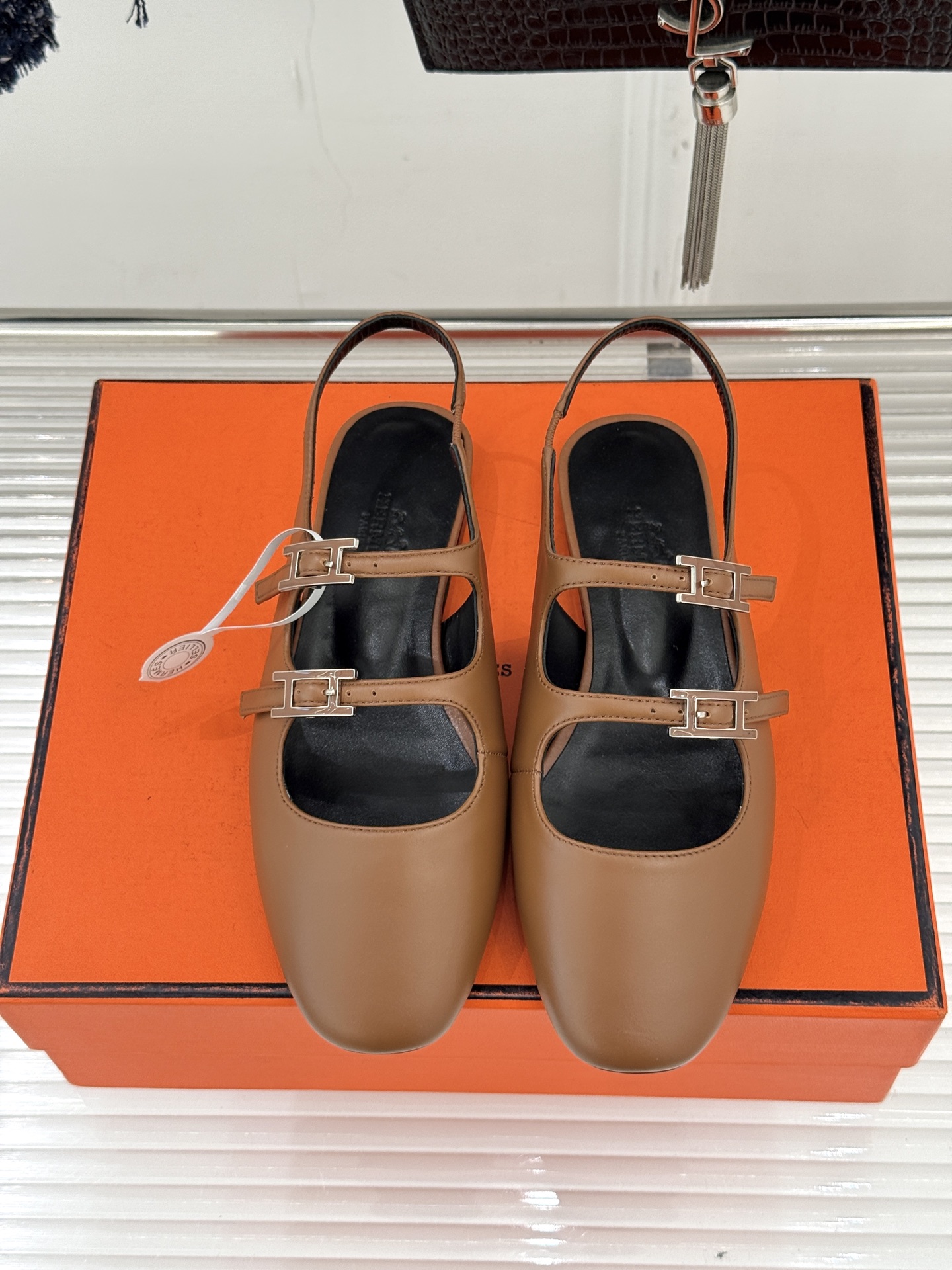 （配原版飞机盒）Hermès/爱马仕经典复古后空平底凉鞋今年夏天H家的凉鞋成功在时尚圈杀疯了入手之后我只