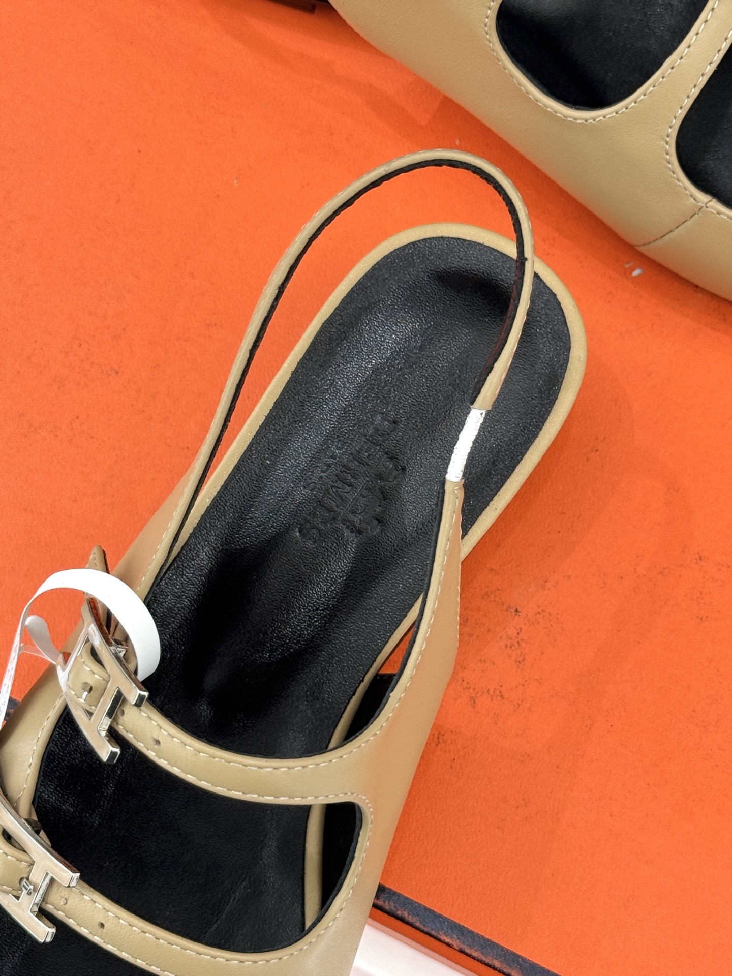 （配原版飞机盒）Hermès/爱马仕经典复古后空平底凉鞋今年夏天H家的凉鞋成功在时尚圈杀疯了入手之后我只