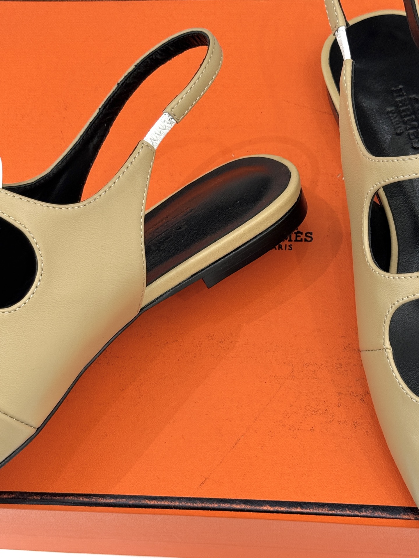 （配原版飞机盒）Hermès/爱马仕经典复古后空平底凉鞋今年夏天H家的凉鞋成功在时尚圈杀疯了入手之后我只