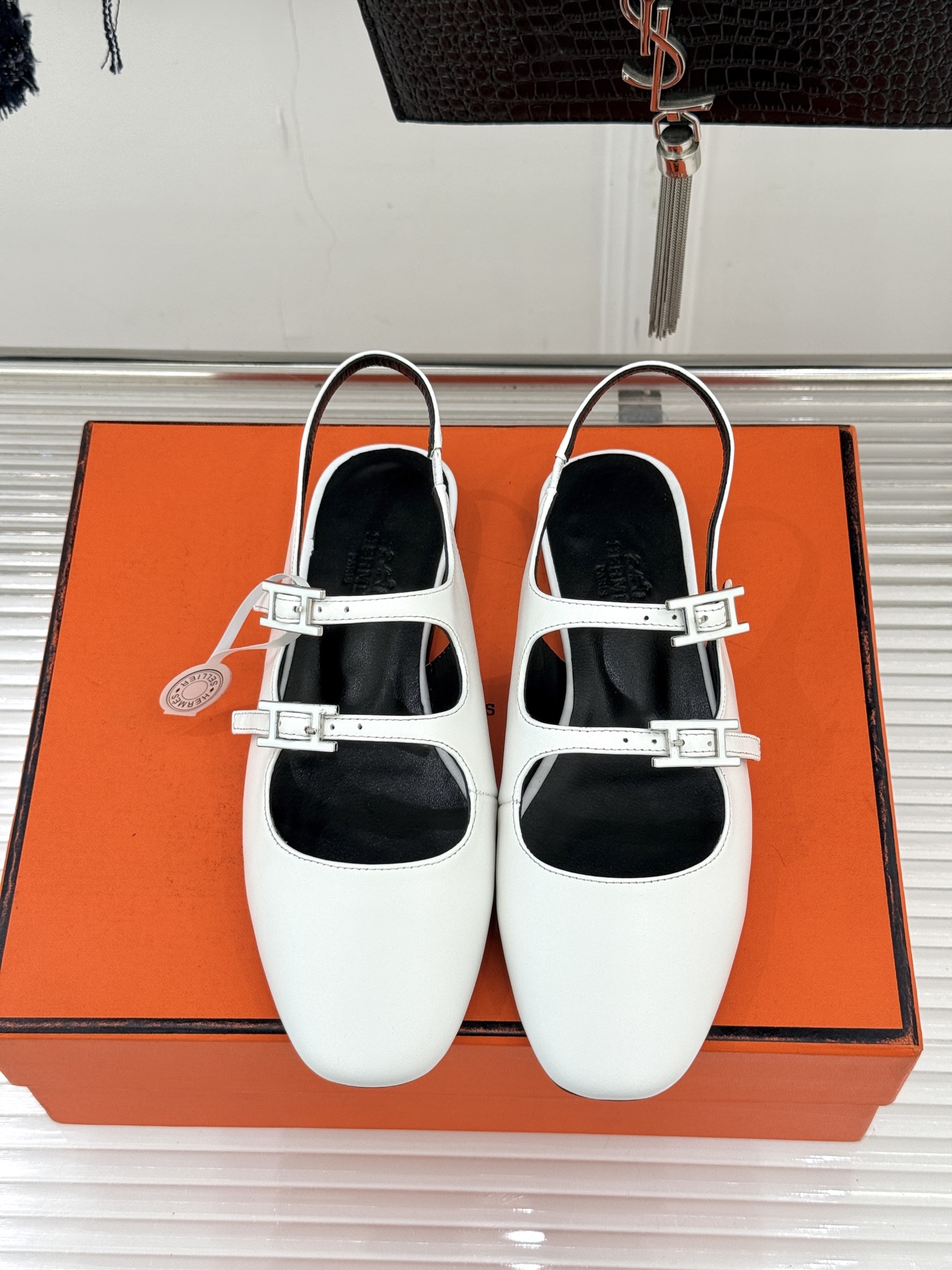 （配原版飞机盒）Hermès/爱马仕经典复古后空平底凉鞋今年夏天H家的凉鞋成功在时尚圈杀疯了入手之后我只