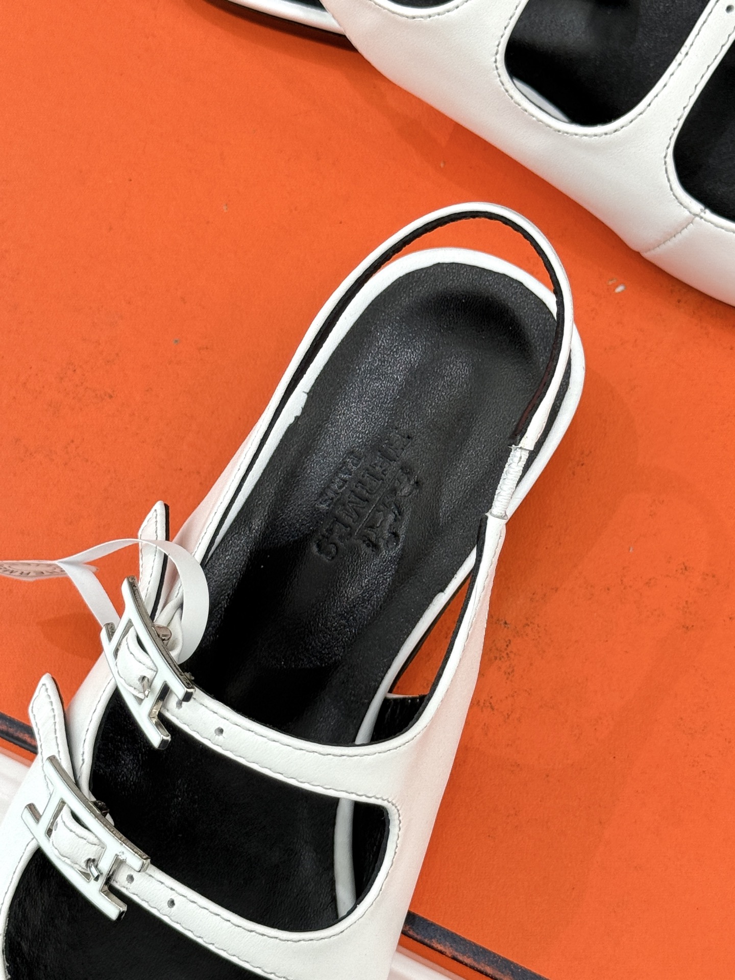 （配原版飞机盒）Hermès/爱马仕经典复古后空平底凉鞋今年夏天H家的凉鞋成功在时尚圈杀疯了入手之后我只