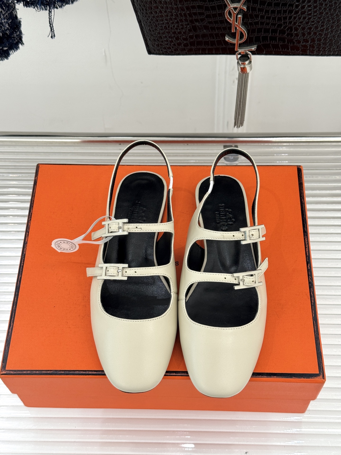 （配原版飞机盒）Hermès/爱马仕经典复古后空平底凉鞋今年夏天H家的凉鞋成功在时尚圈杀疯了入手之后我只