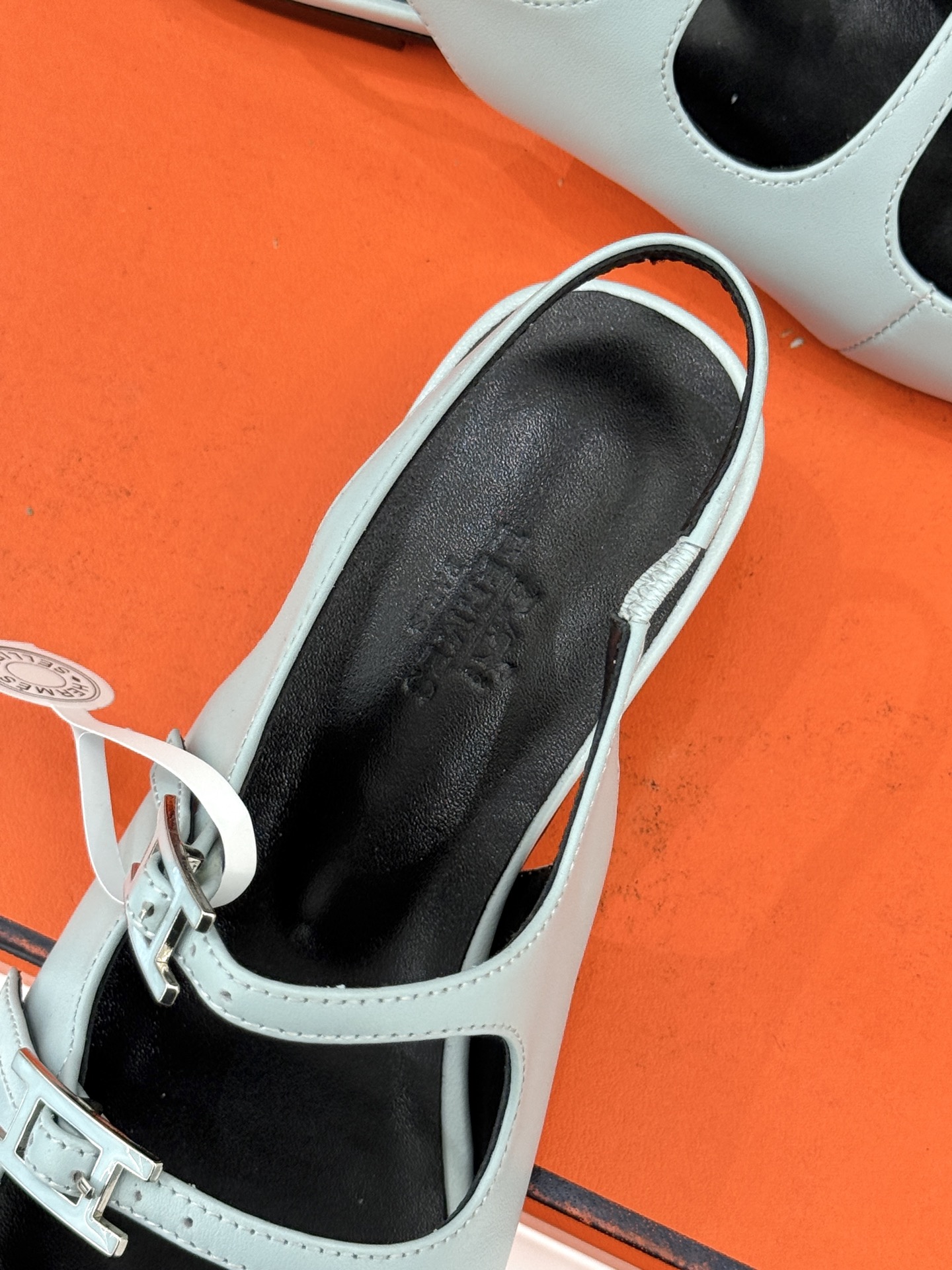 （配原版飞机盒）Hermès/爱马仕经典复古后空平底凉鞋今年夏天H家的凉鞋成功在时尚圈杀疯了入手之后我只