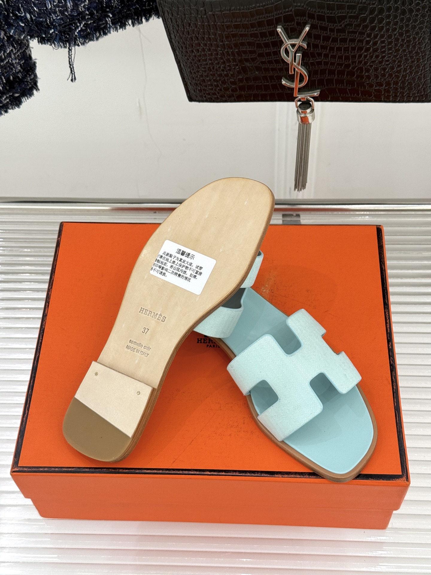 （配原版飞机盒）Hermès/爱马仕万年经典平底粗跟H拖将简约美学与极致工艺完美融合。平底款式 回归舒适