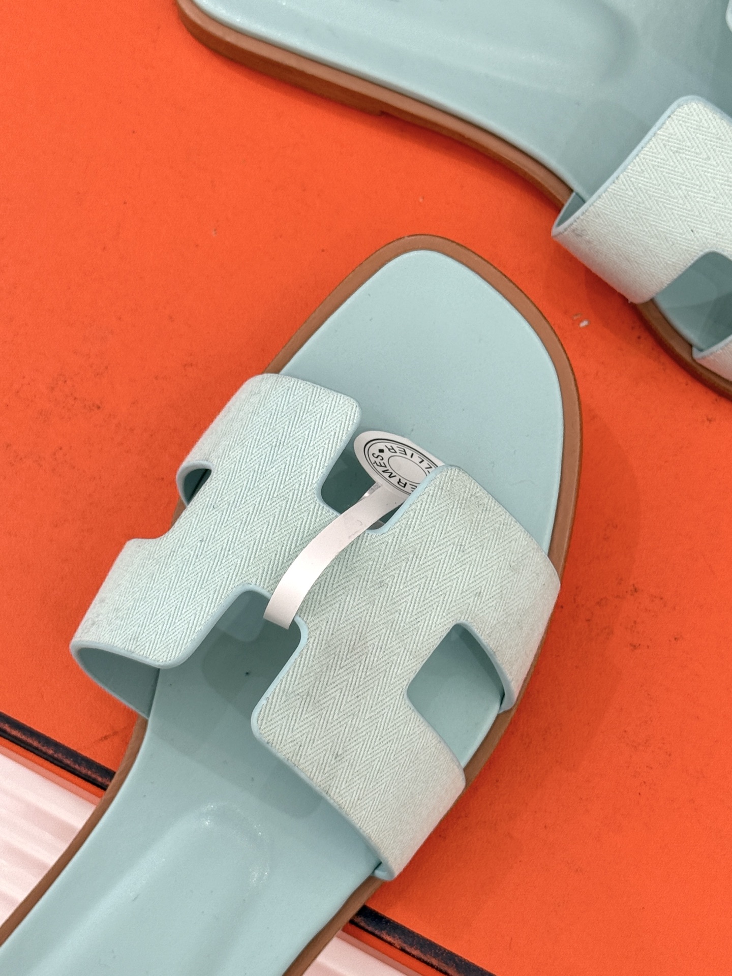 （配原版飞机盒）Hermès/爱马仕万年经典平底粗跟H拖将简约美学与极致工艺完美融合。平底款式 回归舒适