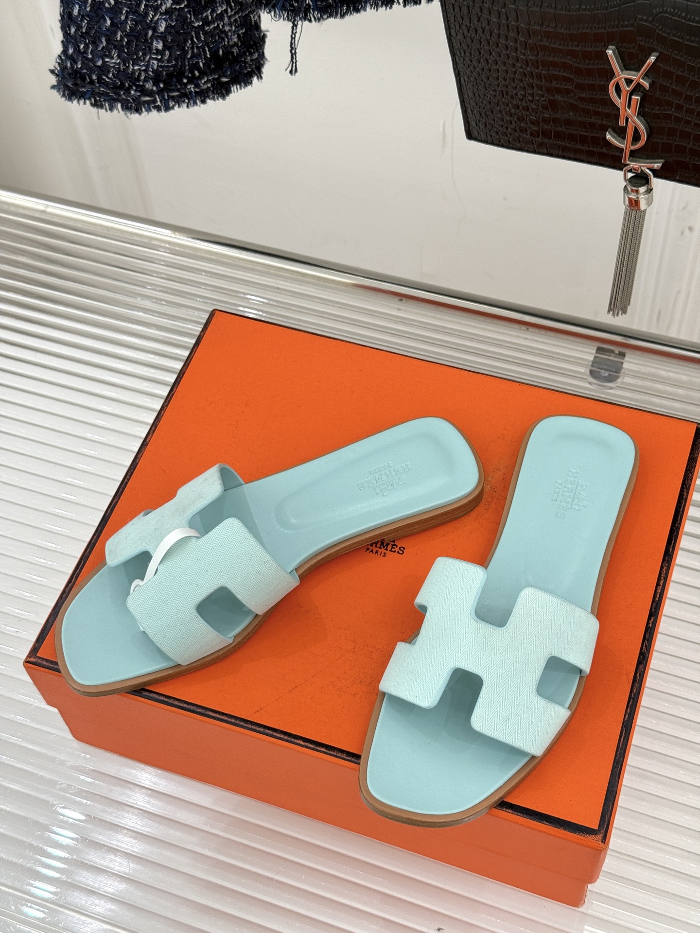 （配原版飞机盒）Hermès/爱马仕万年经典平底粗跟H拖将简约美学与极致工艺完美融合。平底款式 回归舒适