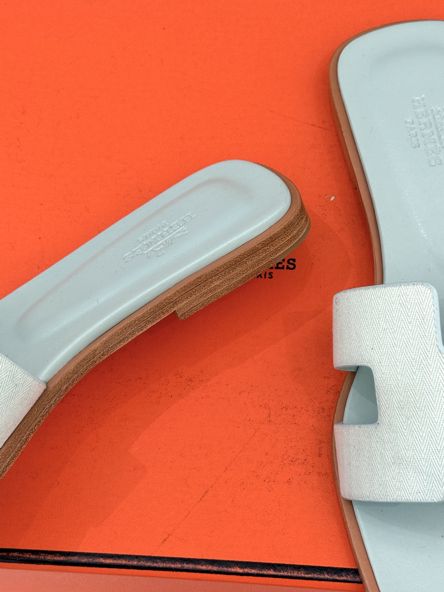 （配原版飞机盒）Hermès/爱马仕万年经典平底粗跟H拖将简约美学与极致工艺完美融合。平底款式 回归舒适