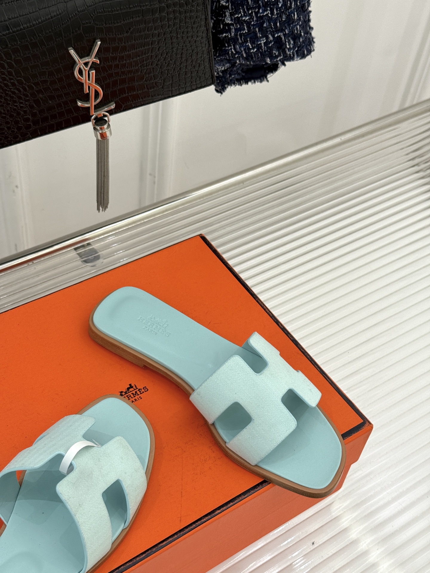 （配原版飞机盒）Hermès/爱马仕万年经典平底粗跟H拖将简约美学与极致工艺完美融合。平底款式 回归舒适