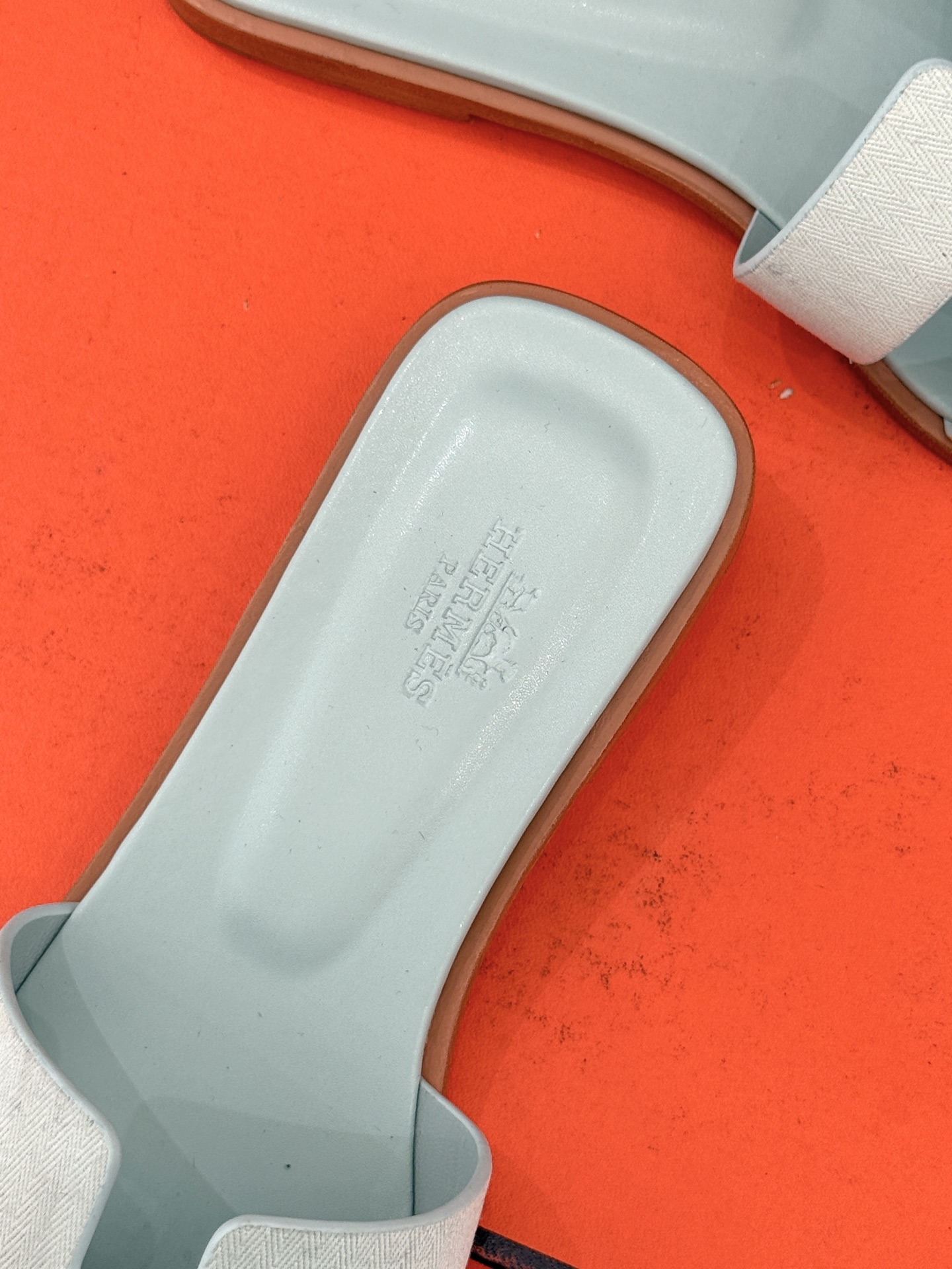 （配原版飞机盒）Hermès/爱马仕万年经典平底粗跟H拖将简约美学与极致工艺完美融合。平底款式 回归舒适