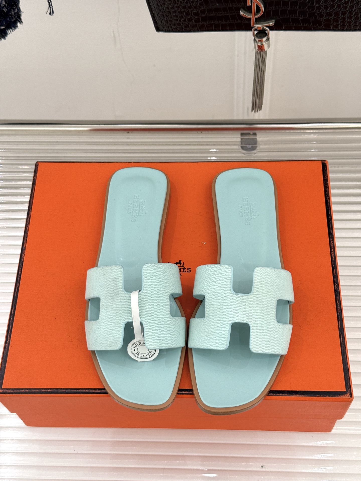 （配原版飞机盒）Hermès/爱马仕万年经典平底粗跟H拖将简约美学与极致工艺完美融合。平底款式 回归舒适