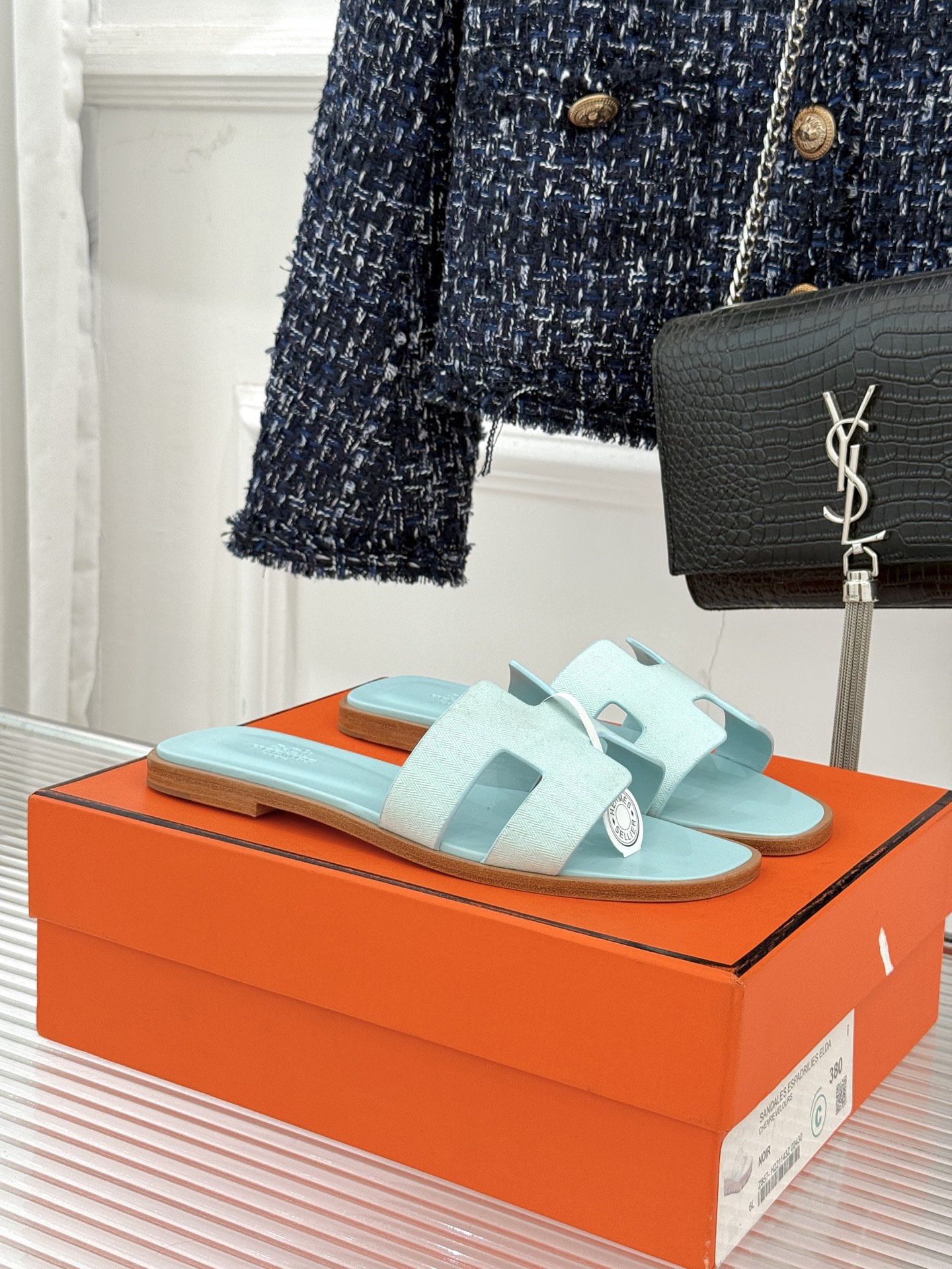 NO:706162,Top version (with original airplane box) Hermès/Hermès classic flat-soled thick-heeled H slides perfectly combine simple aesthetics and ultimate craftsmanship. The flat-bottom style returns to the original comfort and fits the curve of the foot. You can easily enjoy walking freely without any burden even if you wear it for a long time. The iconic 'H' element is presented in a unique tailoring, which is simple yet luxurious and highlights the brand style. Whether you are strolling on the streets in summer or attending fashionable occasions, it can be easily controlled and becomes the finishing touch of the style.  The fabric is made of original customized leather, the inner pads are all mixed sheepskin, the genuine leather outsole imported from Italy size 35-39 (customized 40/41/42), slippers, hermes, hermes, slippers, sheepskin, Leather soles19860909顶版（配原版飞机盒） Hermès/爱马仕万年经典平底粗跟H拖 将简约美学与极致工艺完美融合. 平底款式 回归舒适本真 贴合足底曲线 长时间穿着也毫无负担轻松享受自在步履. 标志性的“H”元素 以独特的剪裁呈现 简约而不失奢华 彰显品牌格调. 无论是漫步在夏日街头 还是出入时尚场合 它都能轻松驾驭 成为造型的点睛之笔. 面料采用原版定制皮料 内里垫脚均为混种羊皮 意大利进口真皮大底 size35-39（40/41/42定制）,拖鞋,hermes,hermes,slippers,sheepskin,Leather soles,Women's Shoes