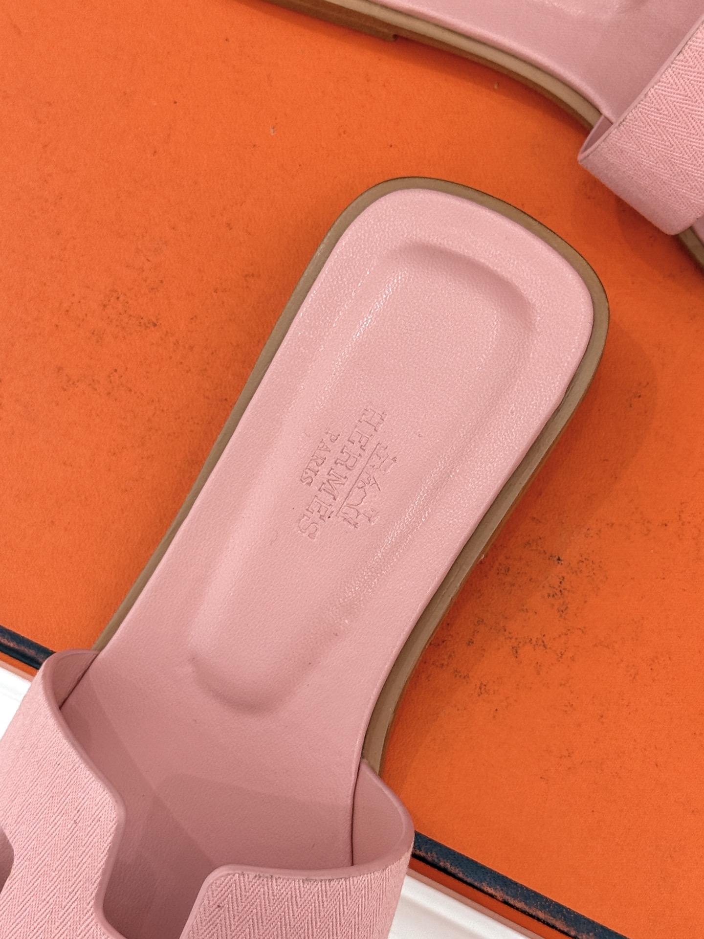 （配原版飞机盒）Hermès/爱马仕万年经典平底粗跟H拖将简约美学与极致工艺完美融合。平底款式 回归舒适