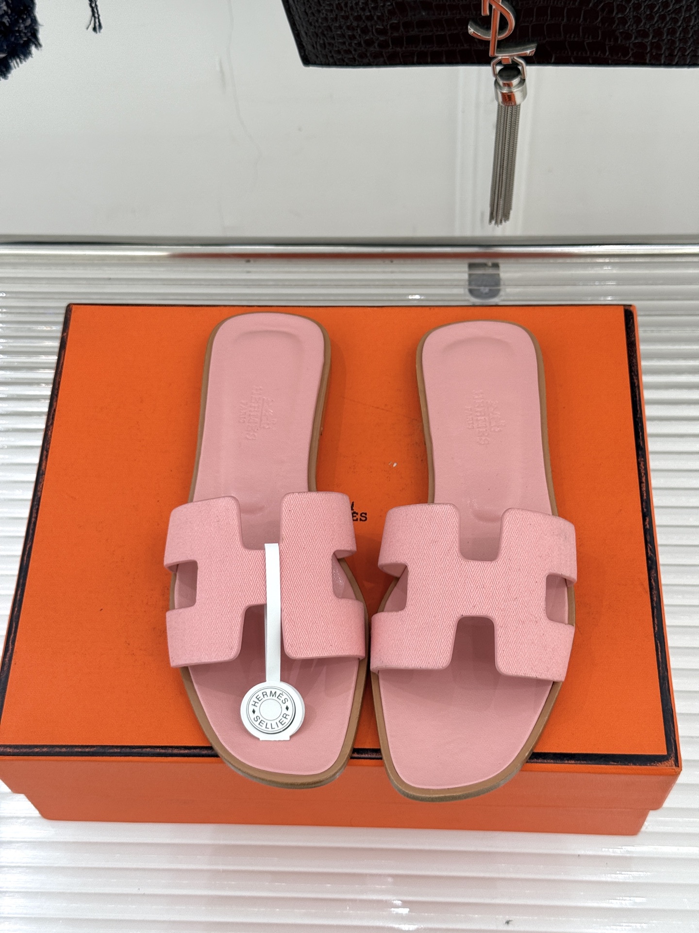 （配原版飞机盒）Hermès/爱马仕万年经典平底粗跟H拖将简约美学与极致工艺完美融合。平底款式 回归舒适