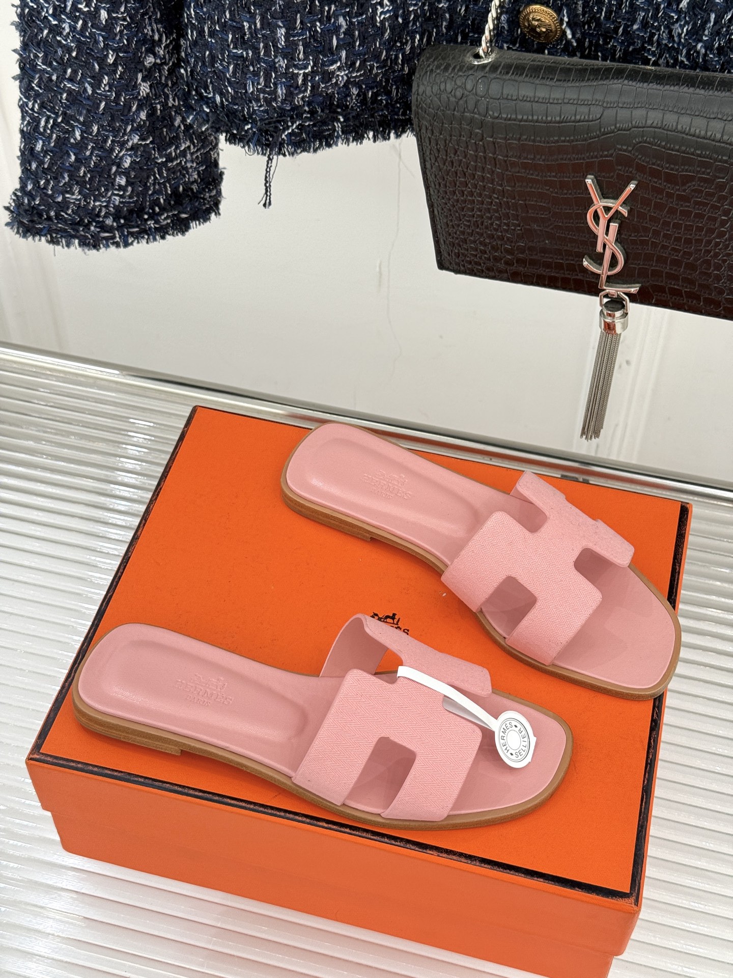 （配原版飞机盒）Hermès/爱马仕万年经典平底粗跟H拖将简约美学与极致工艺完美融合。平底款式 回归舒适