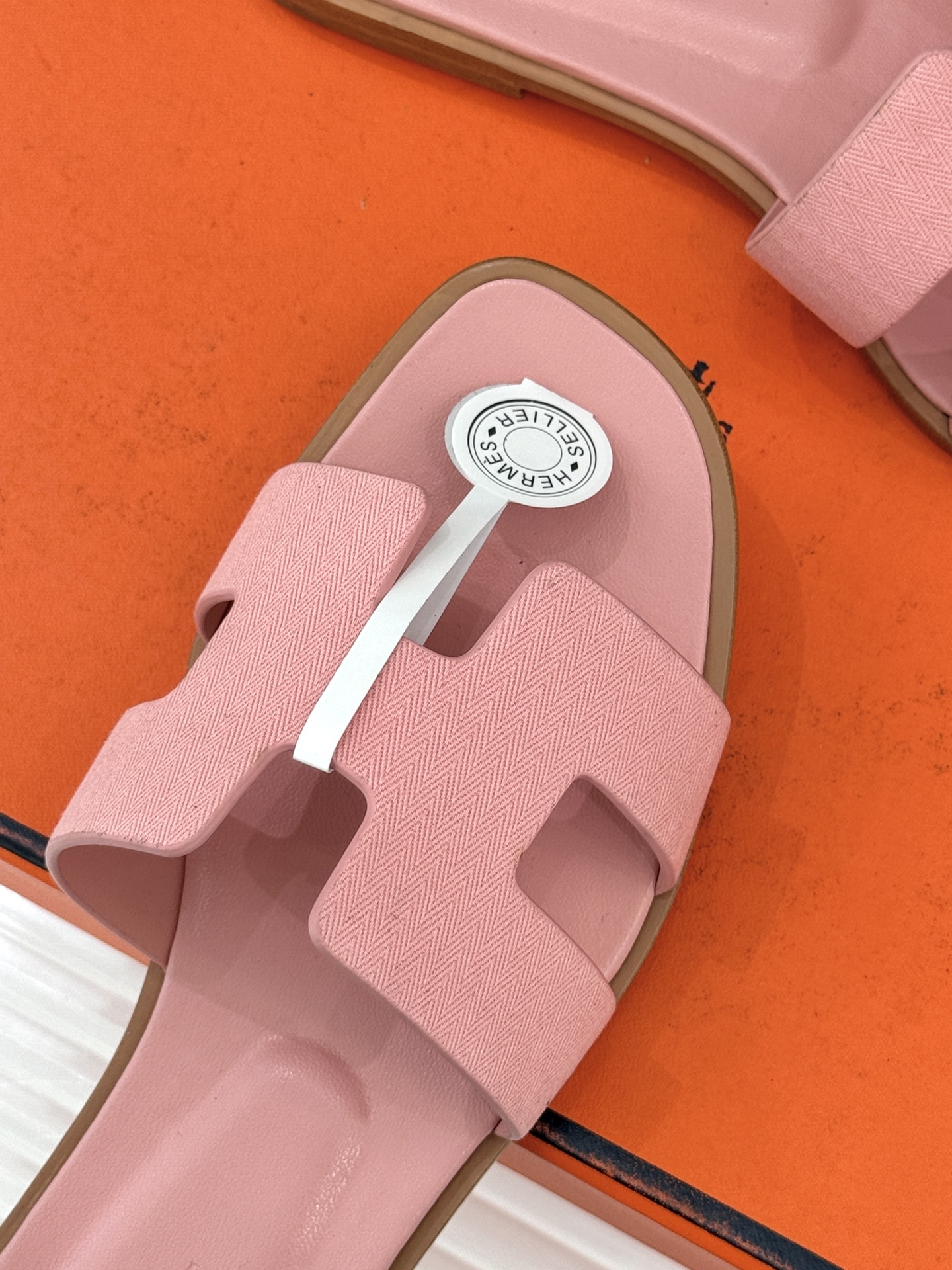 （配原版飞机盒）Hermès/爱马仕万年经典平底粗跟H拖将简约美学与极致工艺完美融合。平底款式 回归舒适