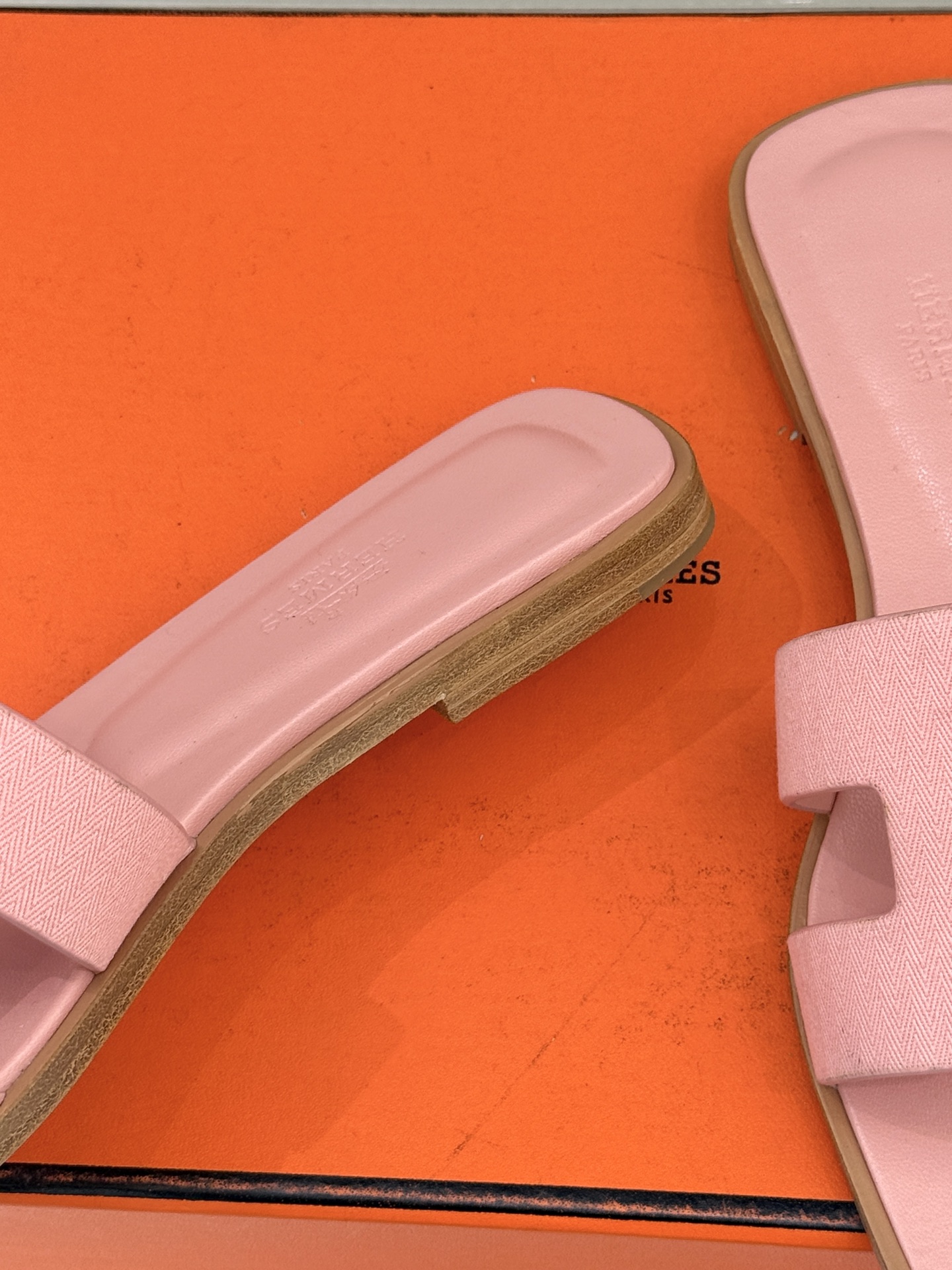 （配原版飞机盒）Hermès/爱马仕万年经典平底粗跟H拖将简约美学与极致工艺完美融合。平底款式 回归舒适