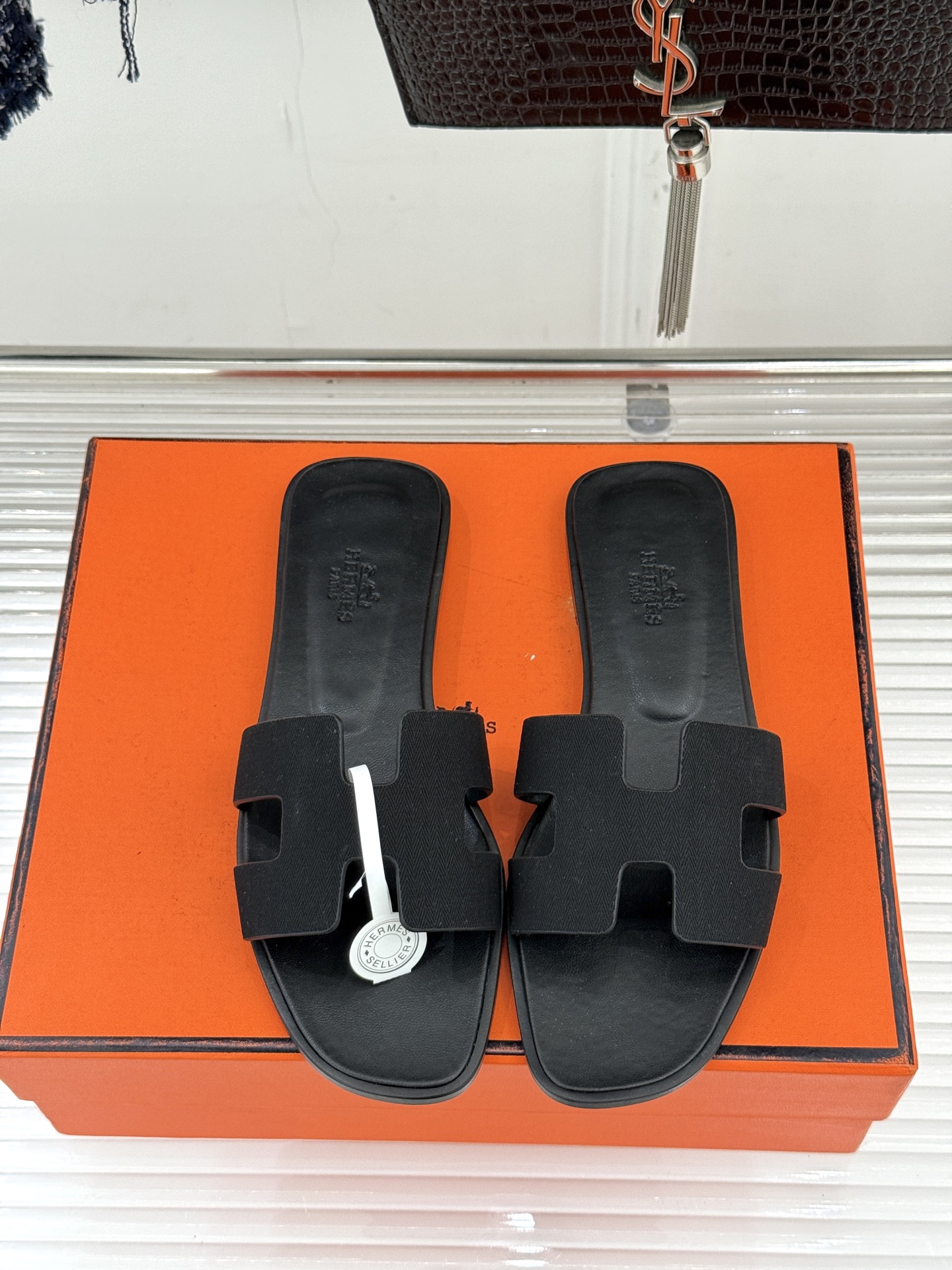 （配原版飞机盒）Hermès/爱马仕万年经典平底粗跟H拖将简约美学与极致工艺完美融合。平底款式 回归舒适