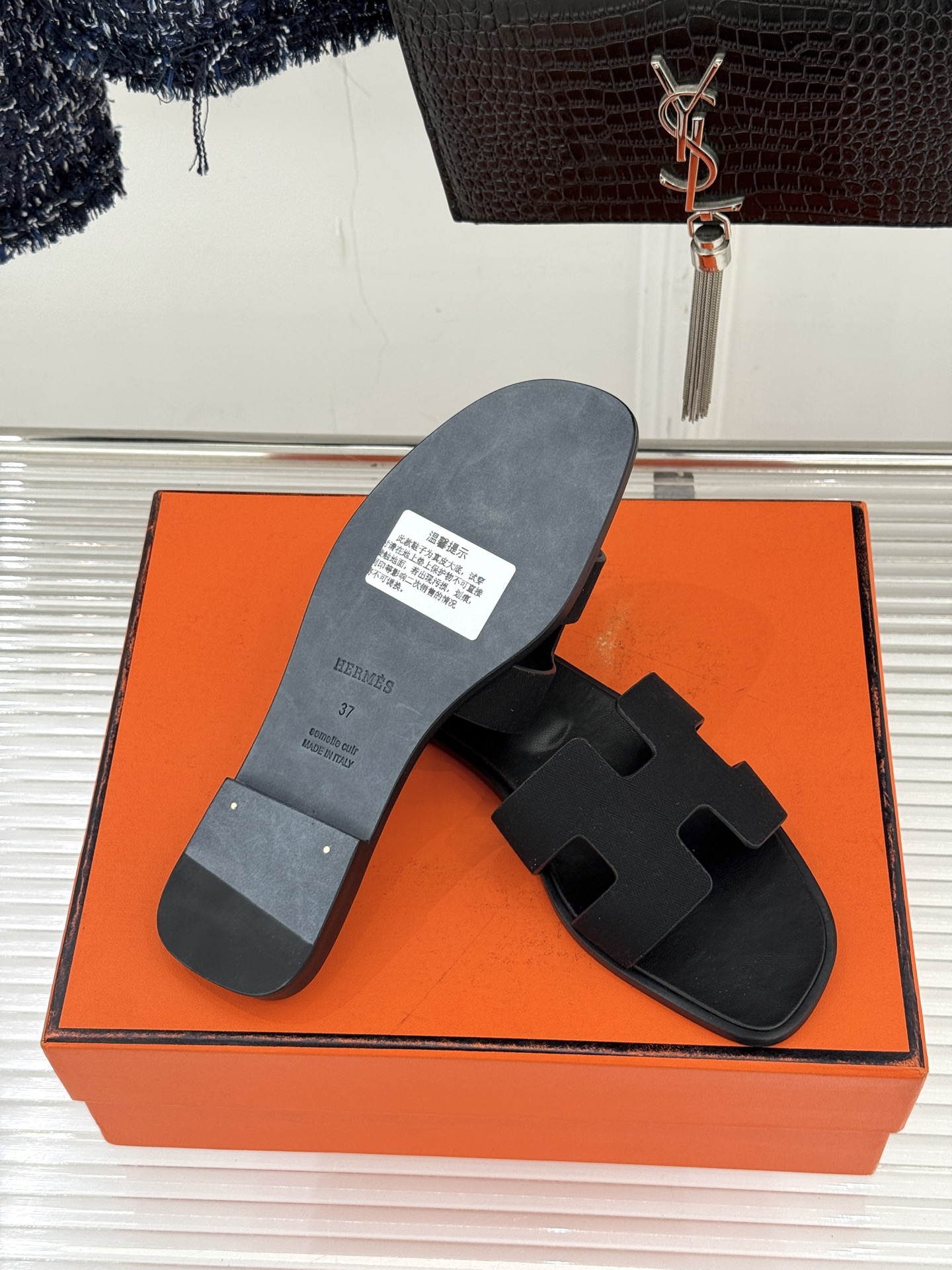 （配原版飞机盒）Hermès/爱马仕万年经典平底粗跟H拖将简约美学与极致工艺完美融合。平底款式 回归舒适