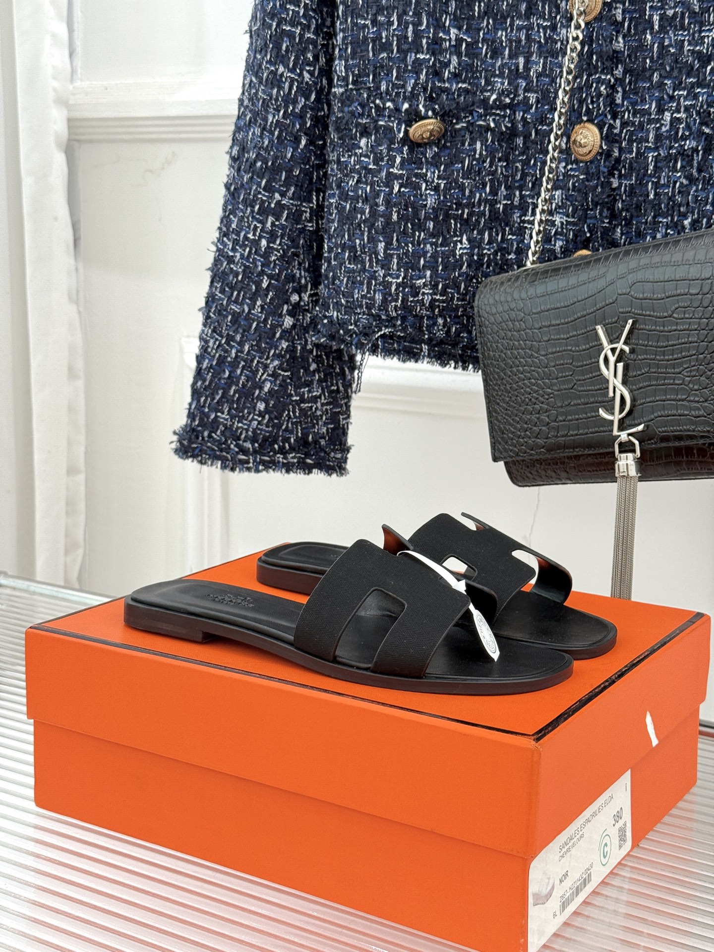 （配原版飞机盒）Hermès/爱马仕万年经典平底粗跟H拖将简约美学与极致工艺完美融合。平底款式 回归舒适