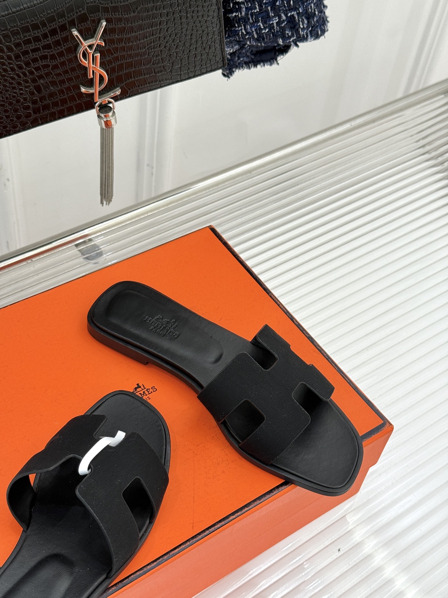 （配原版飞机盒）Hermès/爱马仕万年经典平底粗跟H拖将简约美学与极致工艺完美融合。平底款式 回归舒适