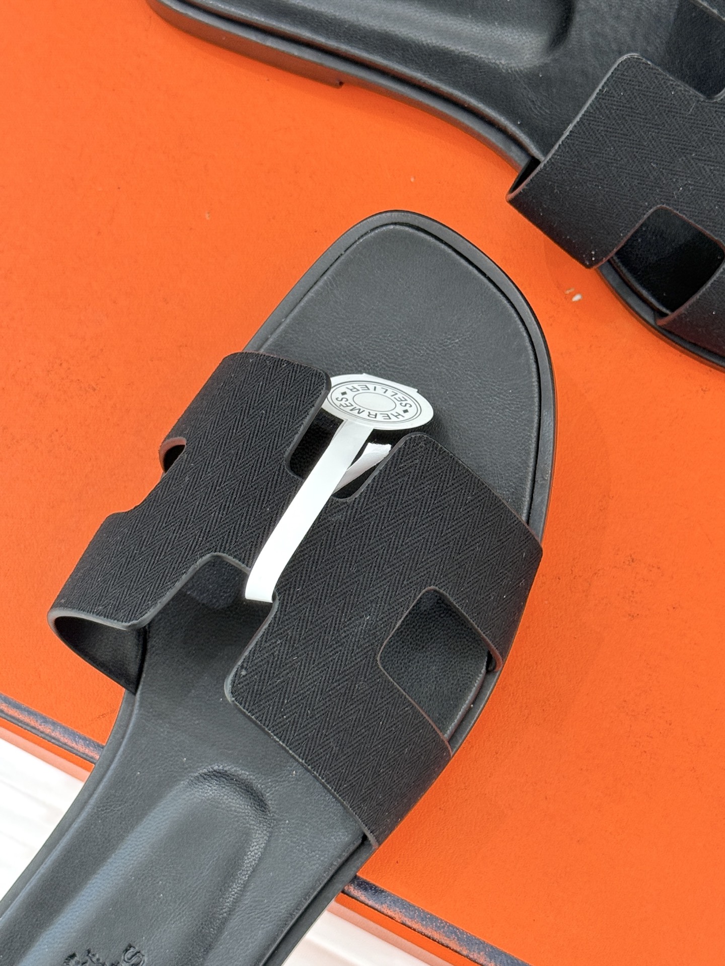 （配原版飞机盒）Hermès/爱马仕万年经典平底粗跟H拖将简约美学与极致工艺完美融合。平底款式 回归舒适