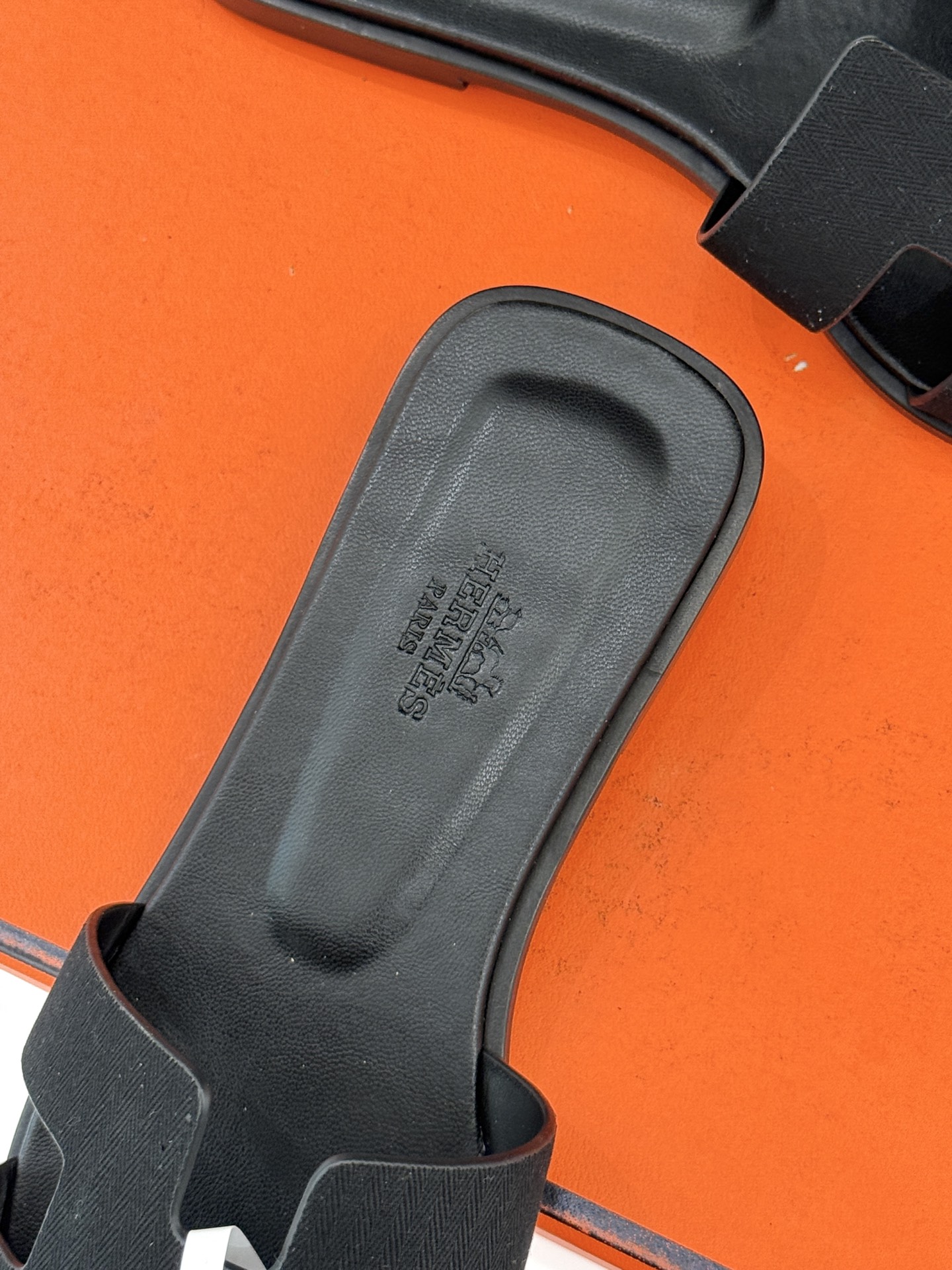 （配原版飞机盒）Hermès/爱马仕万年经典平底粗跟H拖将简约美学与极致工艺完美融合。平底款式 回归舒适