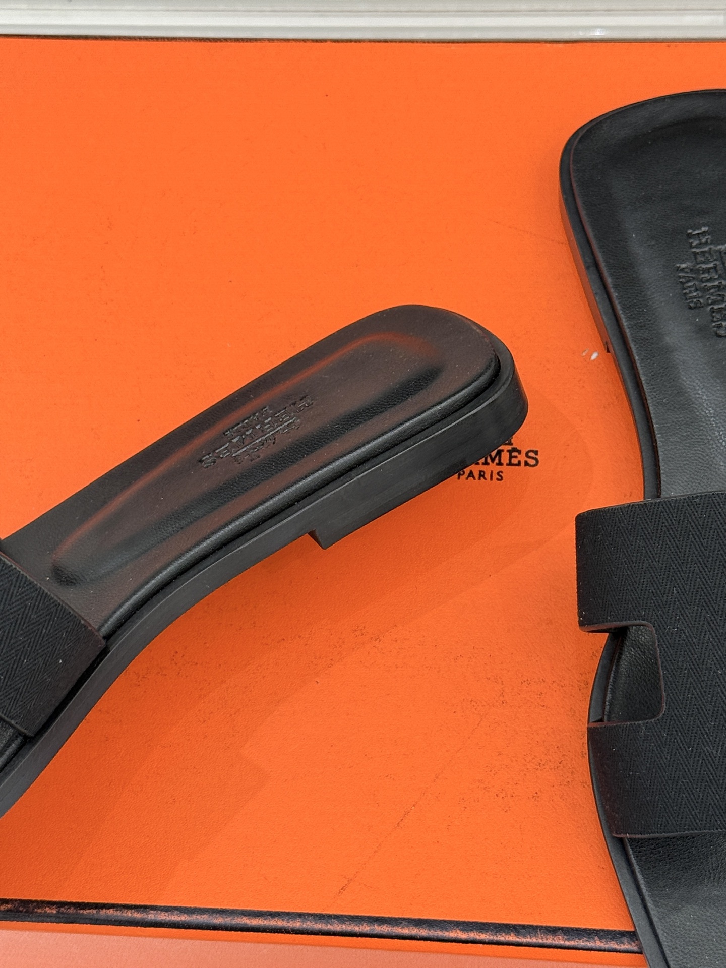 （配原版飞机盒）Hermès/爱马仕万年经典平底粗跟H拖将简约美学与极致工艺完美融合。平底款式 回归舒适