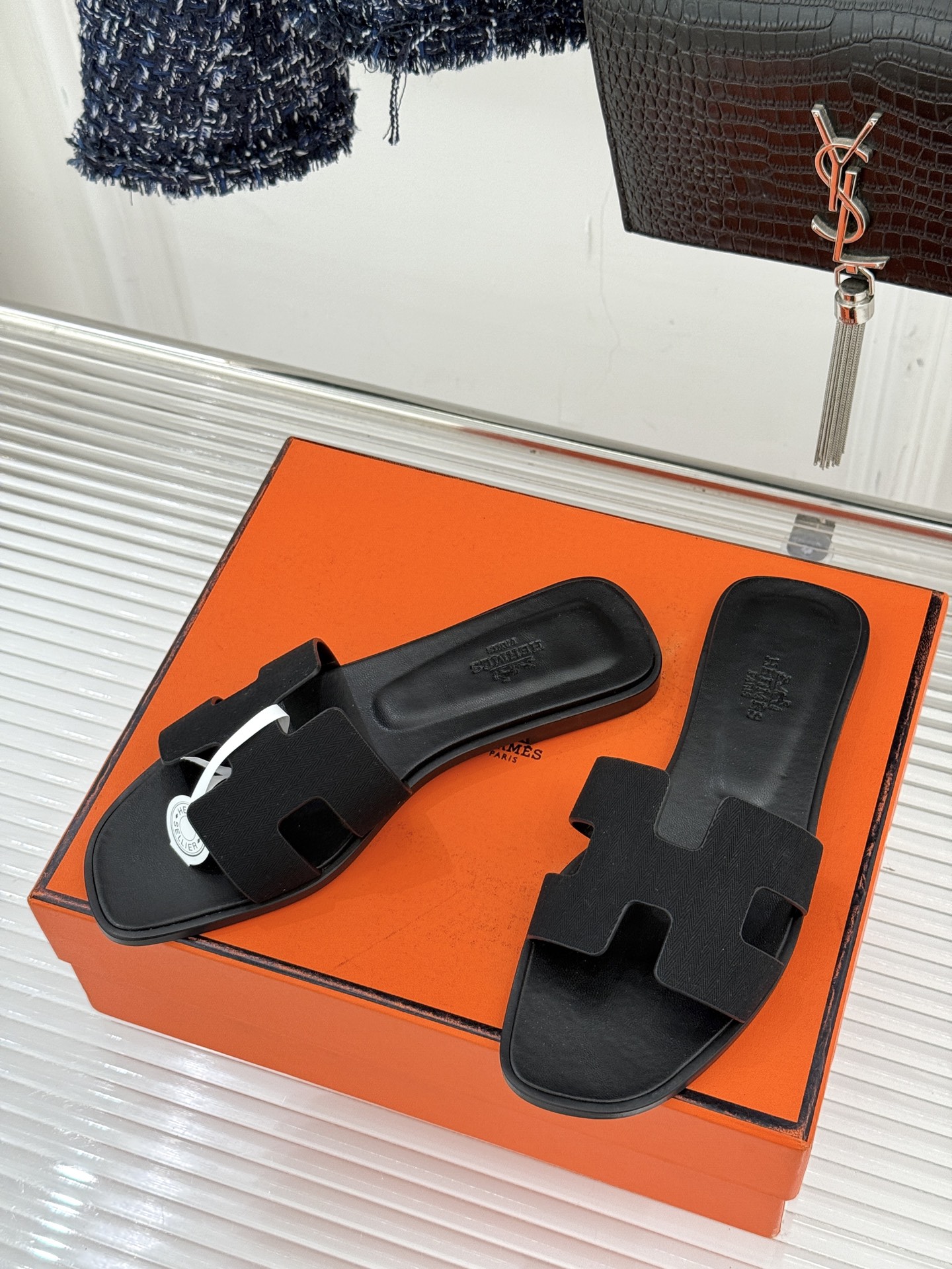 （配原版飞机盒）Hermès/爱马仕万年经典平底粗跟H拖将简约美学与极致工艺完美融合。平底款式 回归舒适