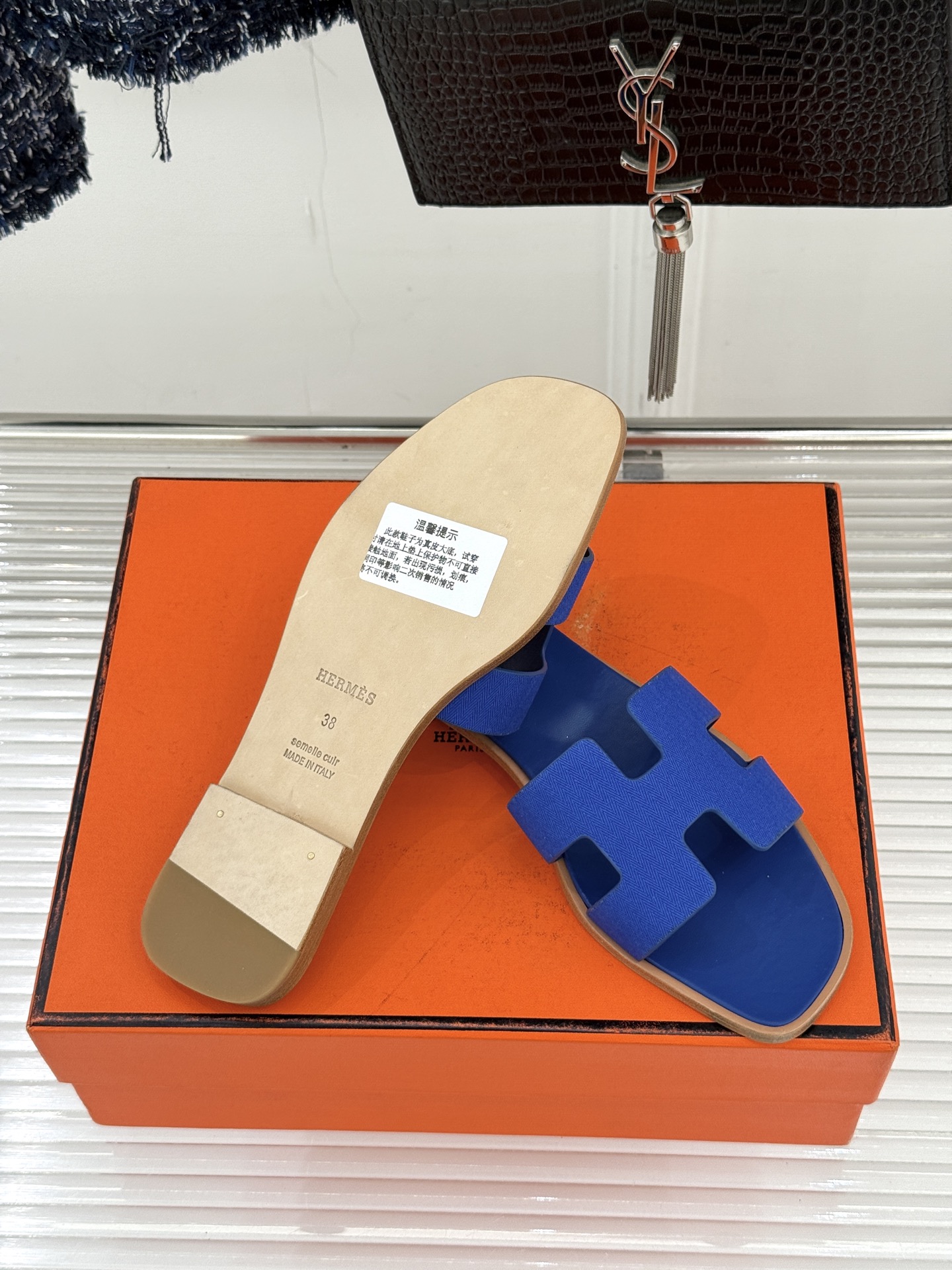 （配原版飞机盒）Hermès/爱马仕万年经典平底粗跟H拖将简约美学与极致工艺完美融合。平底款式 回归舒适