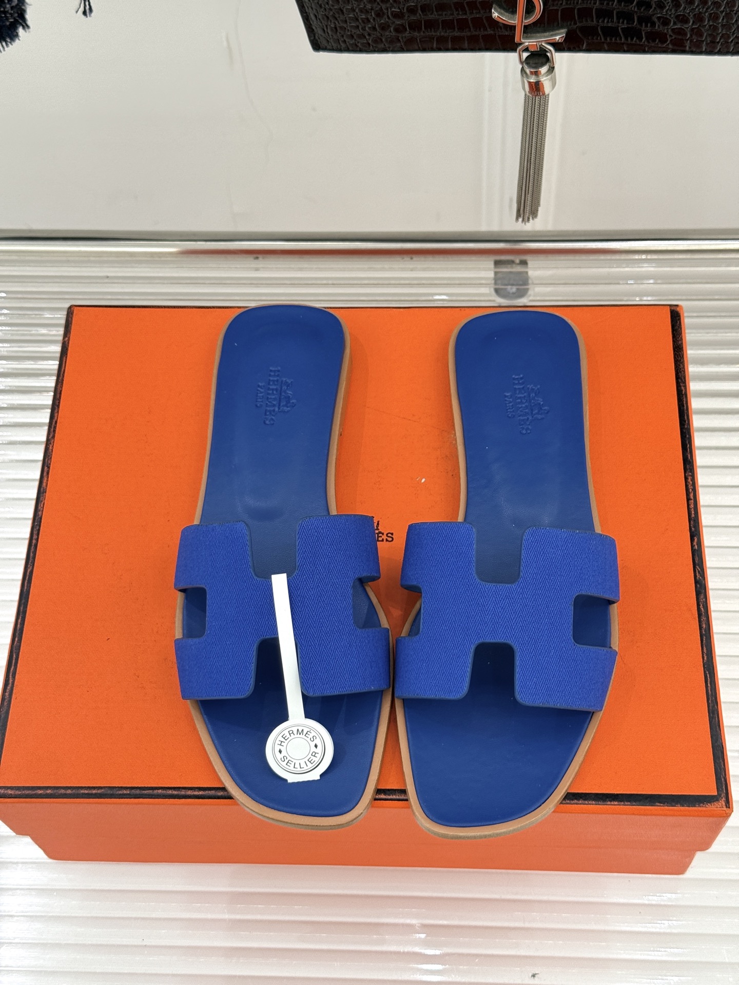 （配原版飞机盒）Hermès/爱马仕万年经典平底粗跟H拖将简约美学与极致工艺完美融合。平底款式 回归舒适