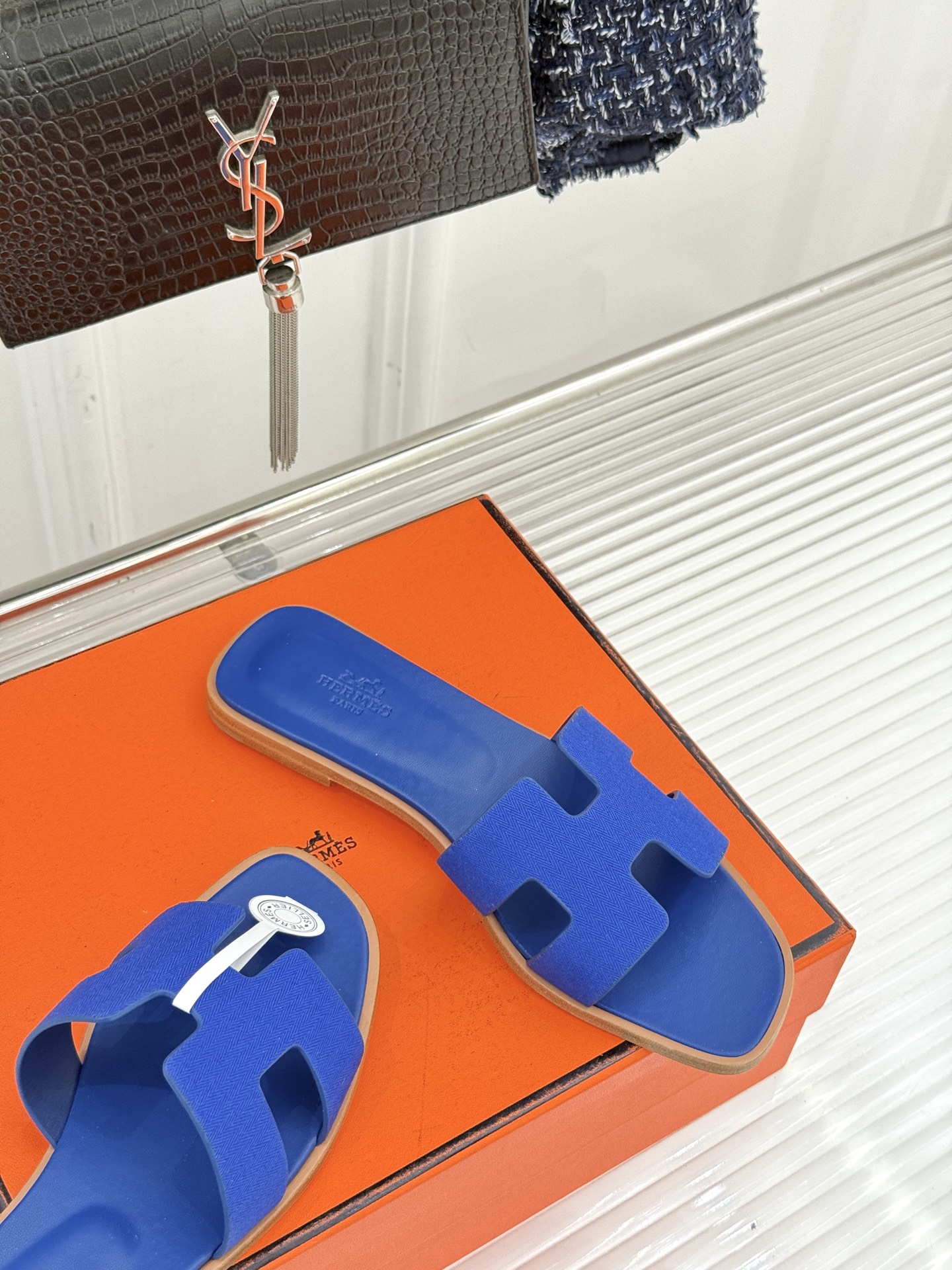 （配原版飞机盒）Hermès/爱马仕万年经典平底粗跟H拖将简约美学与极致工艺完美融合。平底款式 回归舒适