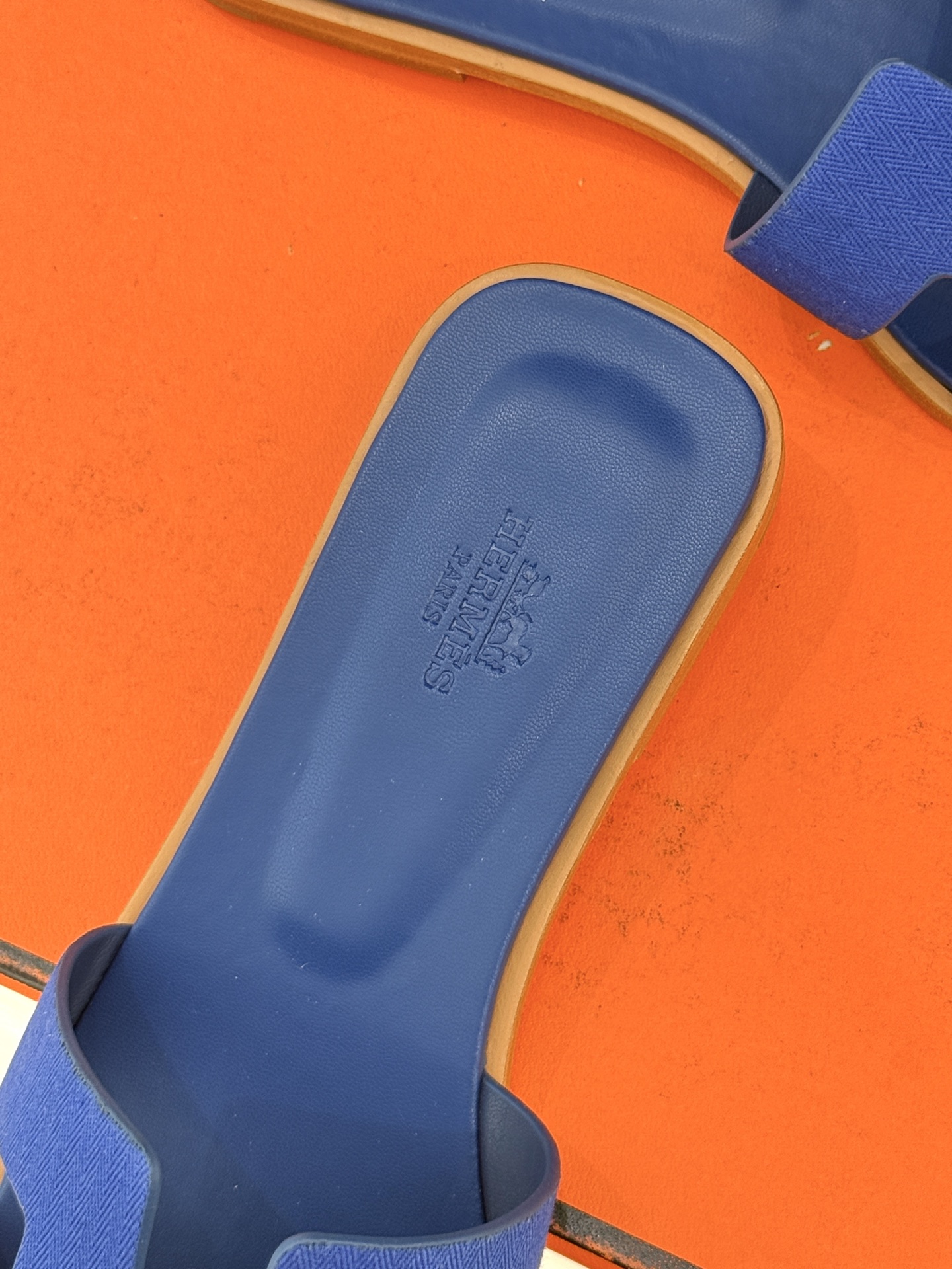 （配原版飞机盒）Hermès/爱马仕万年经典平底粗跟H拖将简约美学与极致工艺完美融合。平底款式 回归舒适