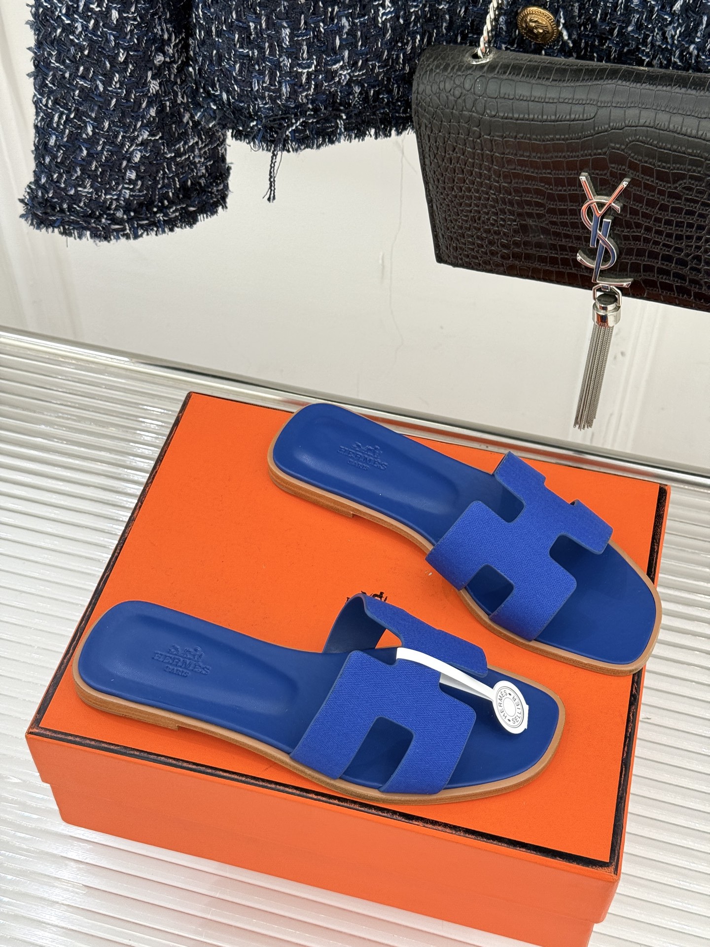 （配原版飞机盒）Hermès/爱马仕万年经典平底粗跟H拖将简约美学与极致工艺完美融合。平底款式 回归舒适