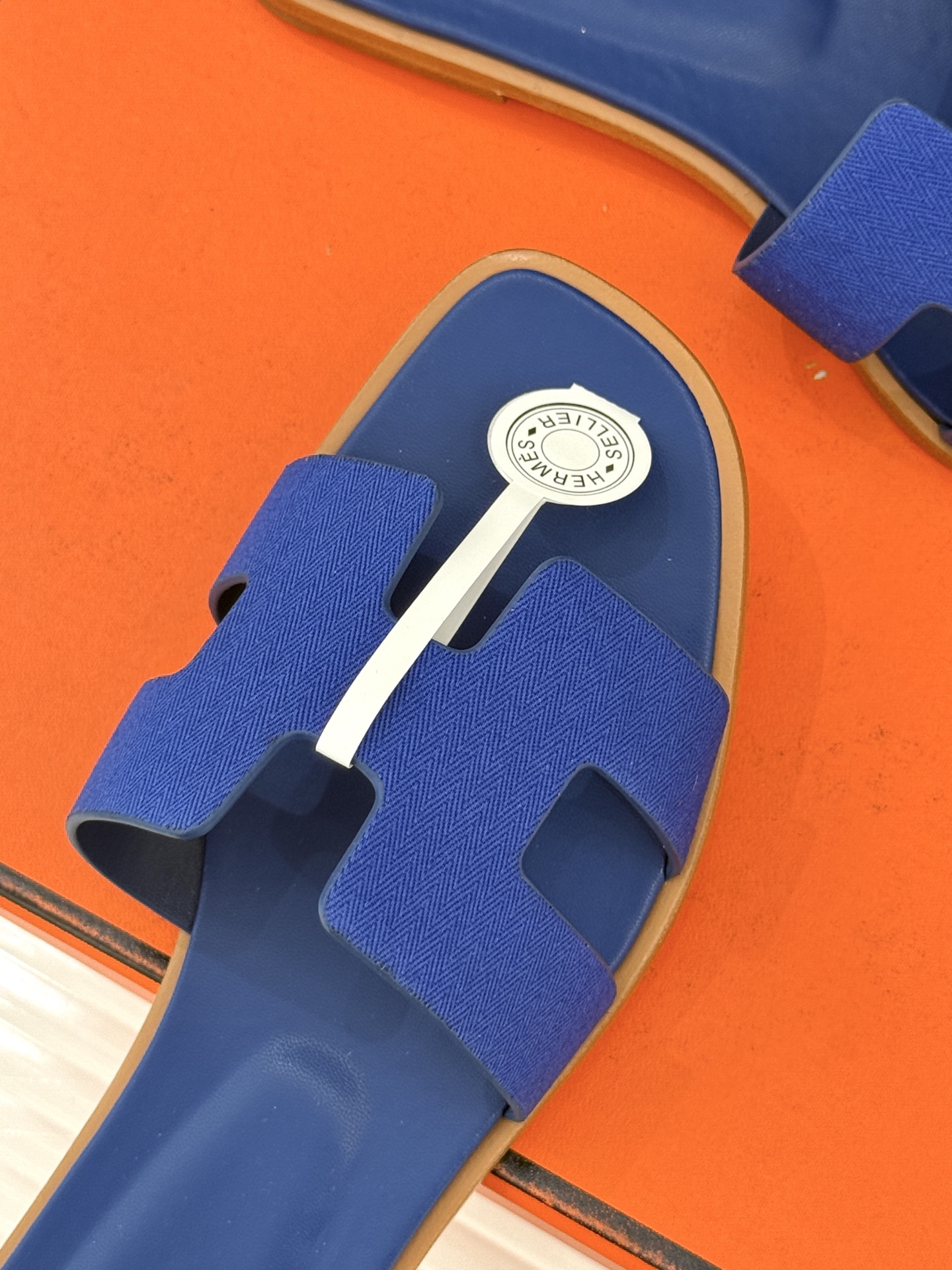 （配原版飞机盒）Hermès/爱马仕万年经典平底粗跟H拖将简约美学与极致工艺完美融合。平底款式 回归舒适