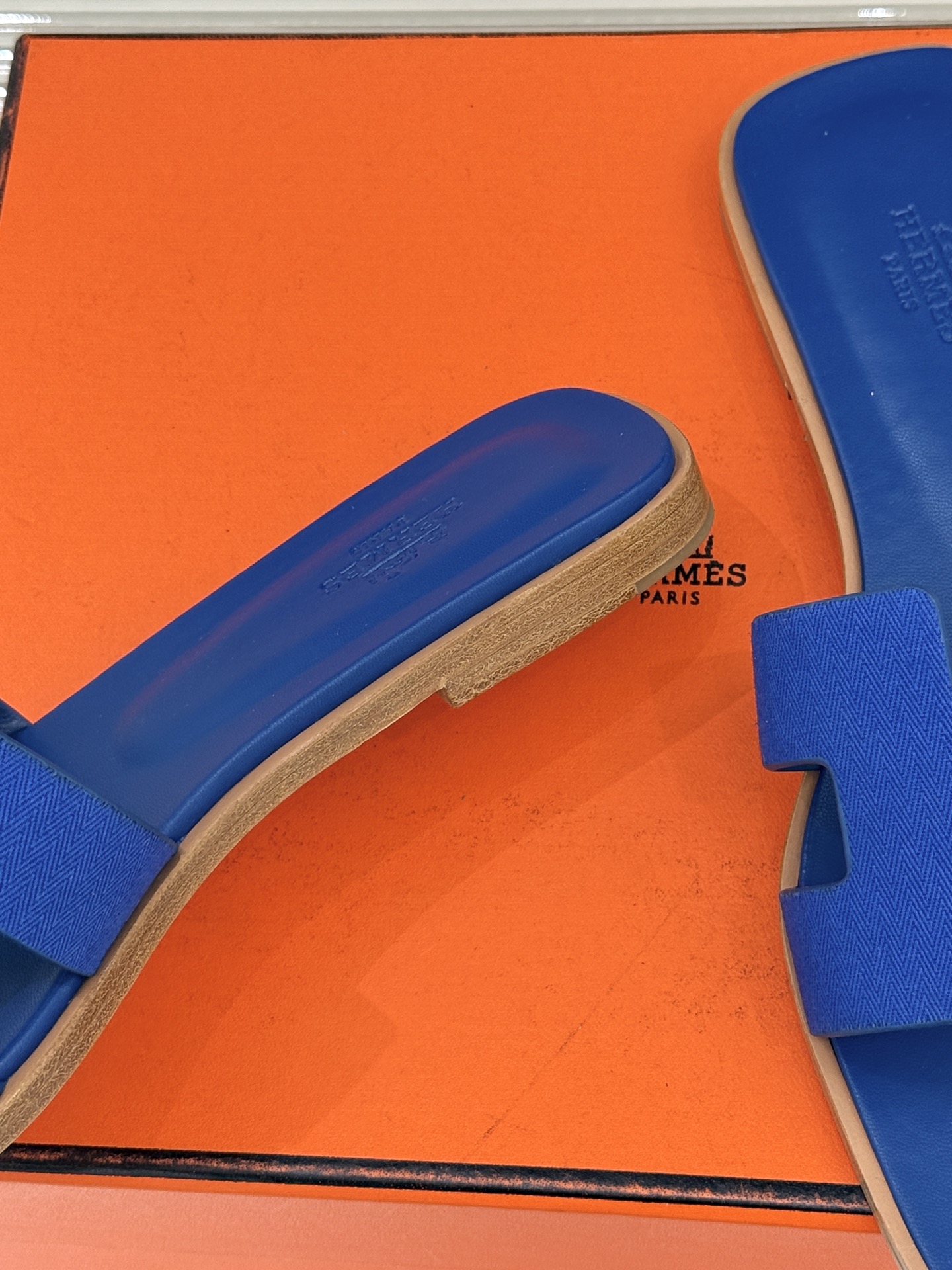 （配原版飞机盒）Hermès/爱马仕万年经典平底粗跟H拖将简约美学与极致工艺完美融合。平底款式 回归舒适