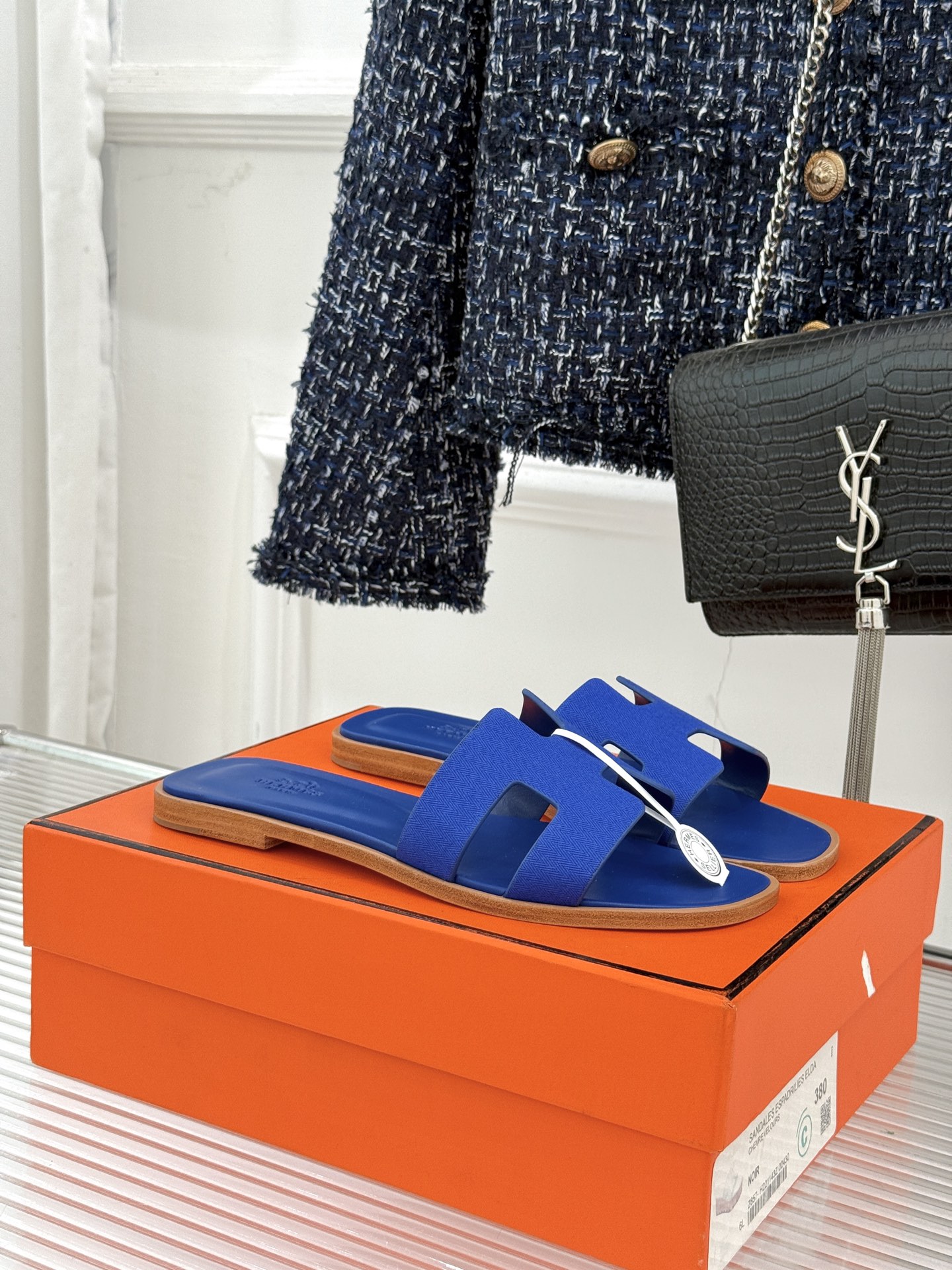 （配原版飞机盒）Hermès/爱马仕万年经典平底粗跟H拖将简约美学与极致工艺完美融合。平底款式 回归舒适