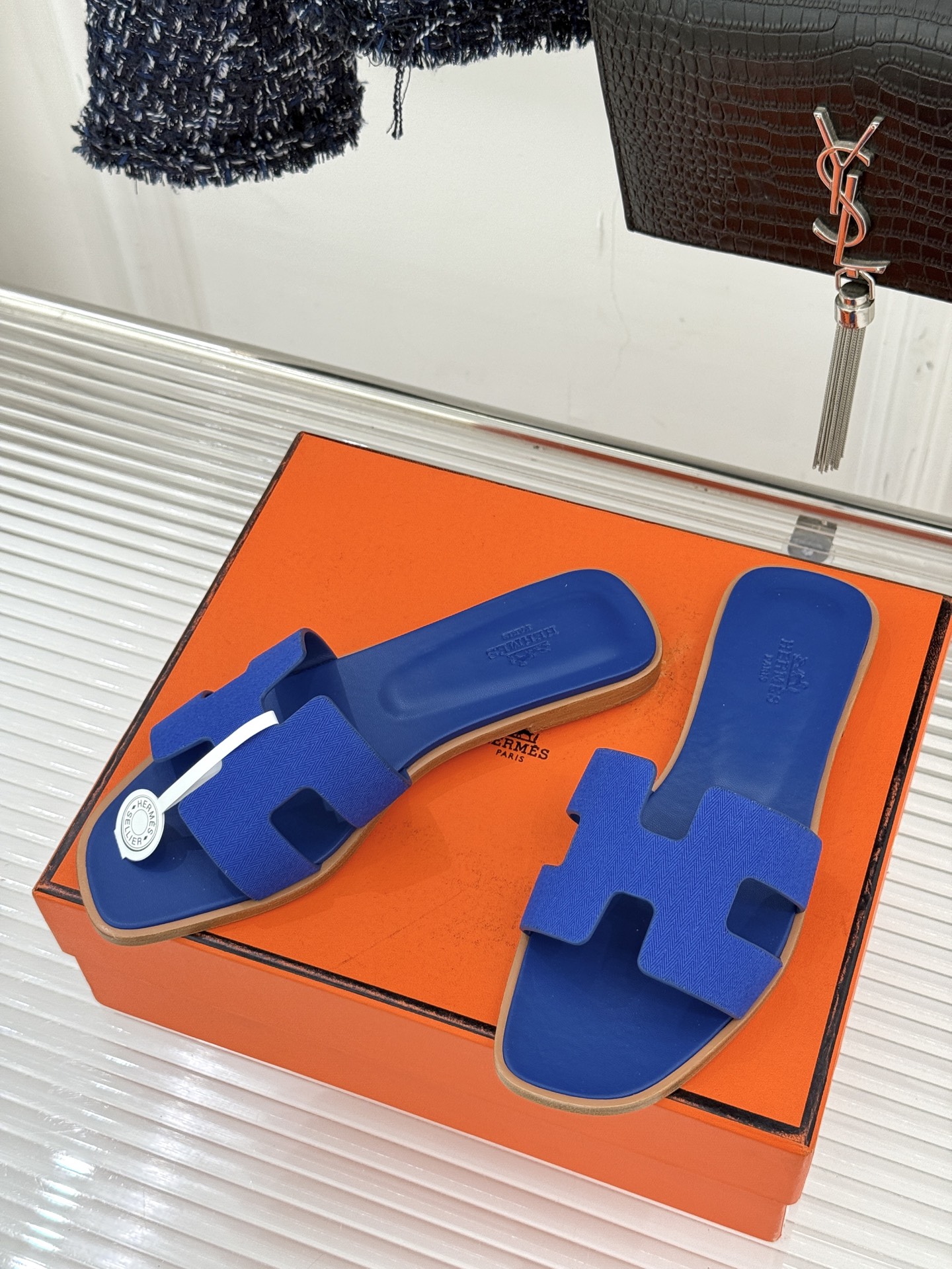 （配原版飞机盒）Hermès/爱马仕万年经典平底粗跟H拖将简约美学与极致工艺完美融合。平底款式 回归舒适