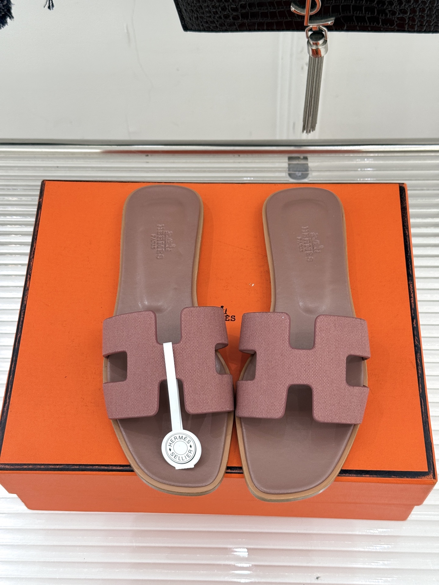 （配原版飞机盒）Hermès/爱马仕万年经典平底粗跟H拖将简约美学与极致工艺完美融合。平底款式 回归舒适