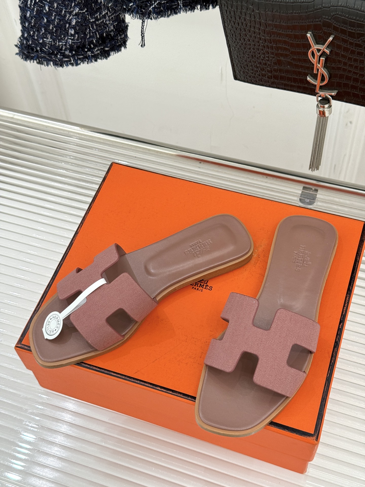 （配原版飞机盒）Hermès/爱马仕万年经典平底粗跟H拖将简约美学与极致工艺完美融合。平底款式 回归舒适