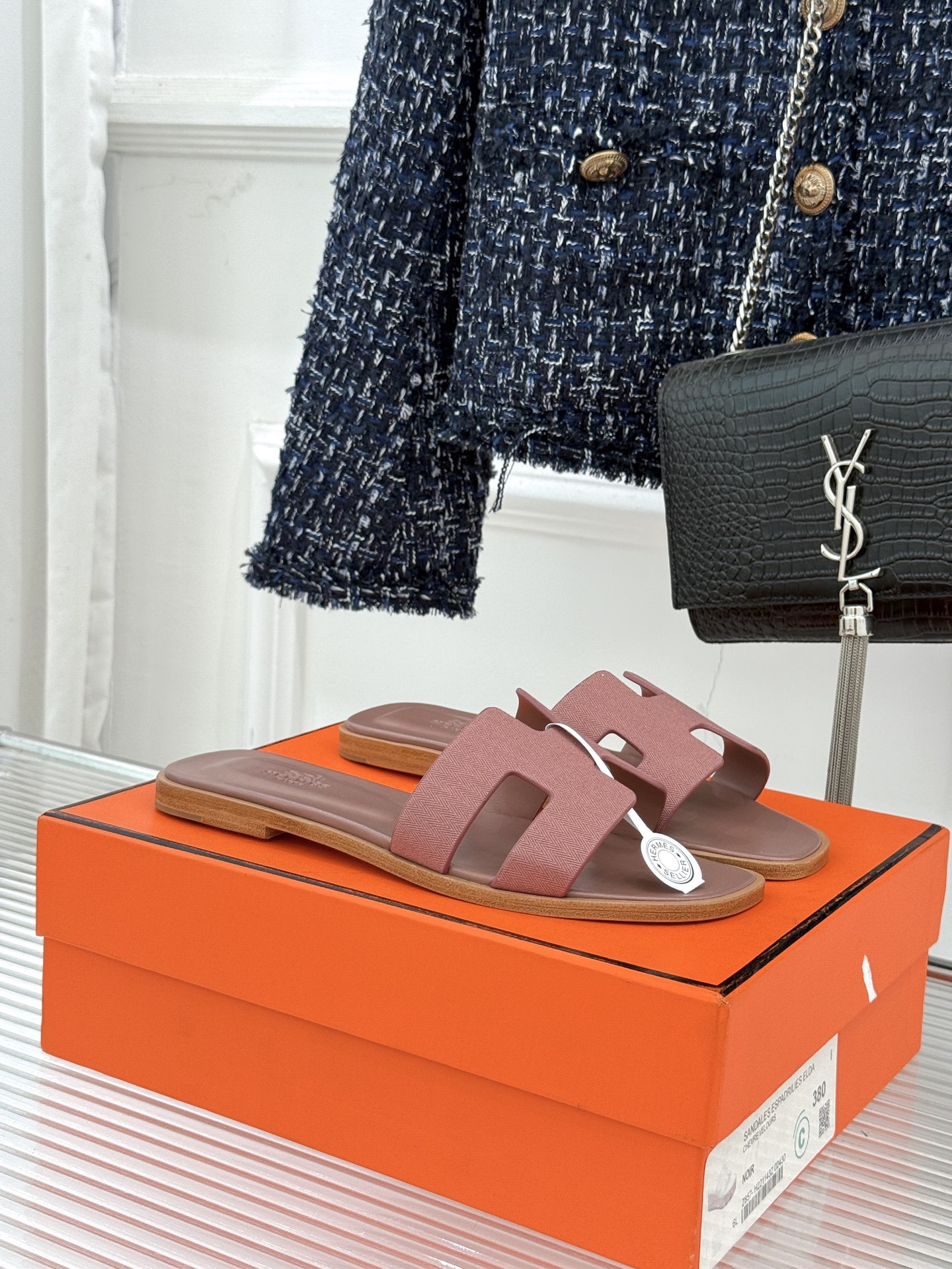 NO:706165,Top version (with original airplane box) Hermès/Hermès classic flat-soled thick-heeled H slides perfectly combine simple aesthetics and ultimate craftsmanship. The flat-bottom style returns to the original comfort and fits the curve of the foot. You can easily enjoy walking freely without any burden even if you wear it for a long time. The iconic 'H' element is presented in a unique tailoring, which is simple yet luxurious and highlights the brand style. Whether you are strolling on the streets in summer or attending fashionable occasions, it can be easily controlled and becomes the finishing touch of the style.  The fabric is made of original customized leather, the inner pads are all mixed sheepskin, and the genuine leather outsole imported from Italy is size 35-39 (customized at 40/41/42, slippers, hermes, hermes, slippers, sheepskin, Leather soles19860909顶版（配原版飞机盒） Hermès/爱马仕万年经典平底粗跟H拖 将简约美学与极致工艺完美融合. 平底款式 回归舒适本真 贴合足底曲线 长时间穿着也毫无负担轻松享受自在步履. 标志性的“H”元素 以独特的剪裁呈现 简约而不失奢华 彰显品牌格调. 无论是漫步在夏日街头 还是出入时尚场合 它都能轻松驾驭 成为造型的点睛之笔. 面料采用原版定制皮料 内里垫脚均为混种羊皮 意大利进口真皮大底 size35-39（40/41/42定,拖鞋,hermes,hermes,slippers,sheepskin,Leather soles,Women's Shoes